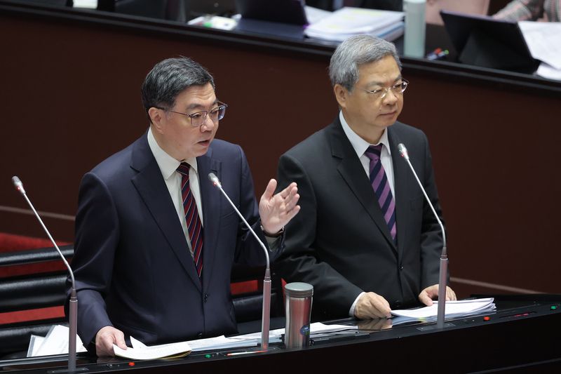 卓榮泰、龔明鑫立院列席備詢 立法院會24日對行政院長卓榮泰提出施政方針及施政報告繼續質詢，卓榮泰（左）與經濟部長龔明鑫（右）列席備詢，回應有關電價、油價等相關議題。中央社記者翁睿坤攝115年3月24日