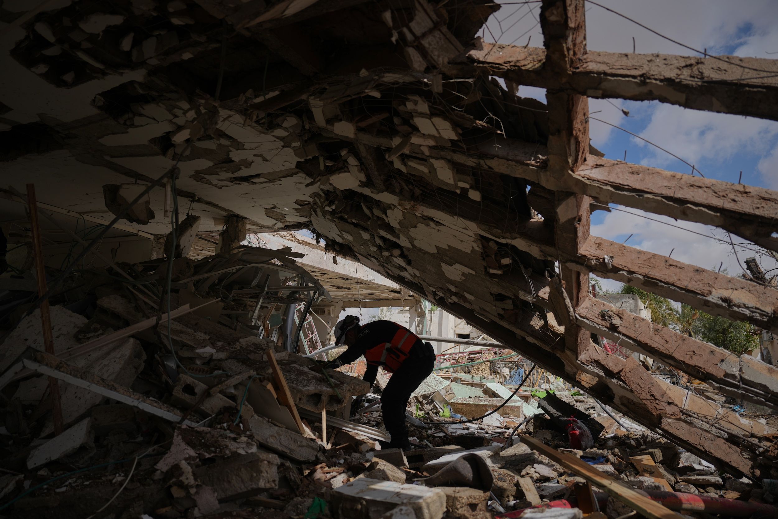 2026年3月22日，以色列安全部隊在以色列南部迪莫納勘察被伊朗飛彈擊中的地點。（美聯社）