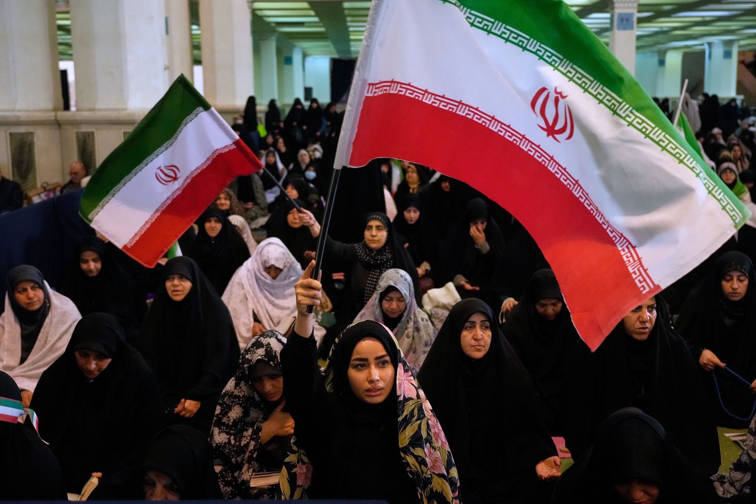 2026年3月21日，伊朗德黑蘭的伊瑪目何梅尼大清真寺，信徒們正在進行開齋節祈禱，標誌著齋戒月結束。（美聯社）