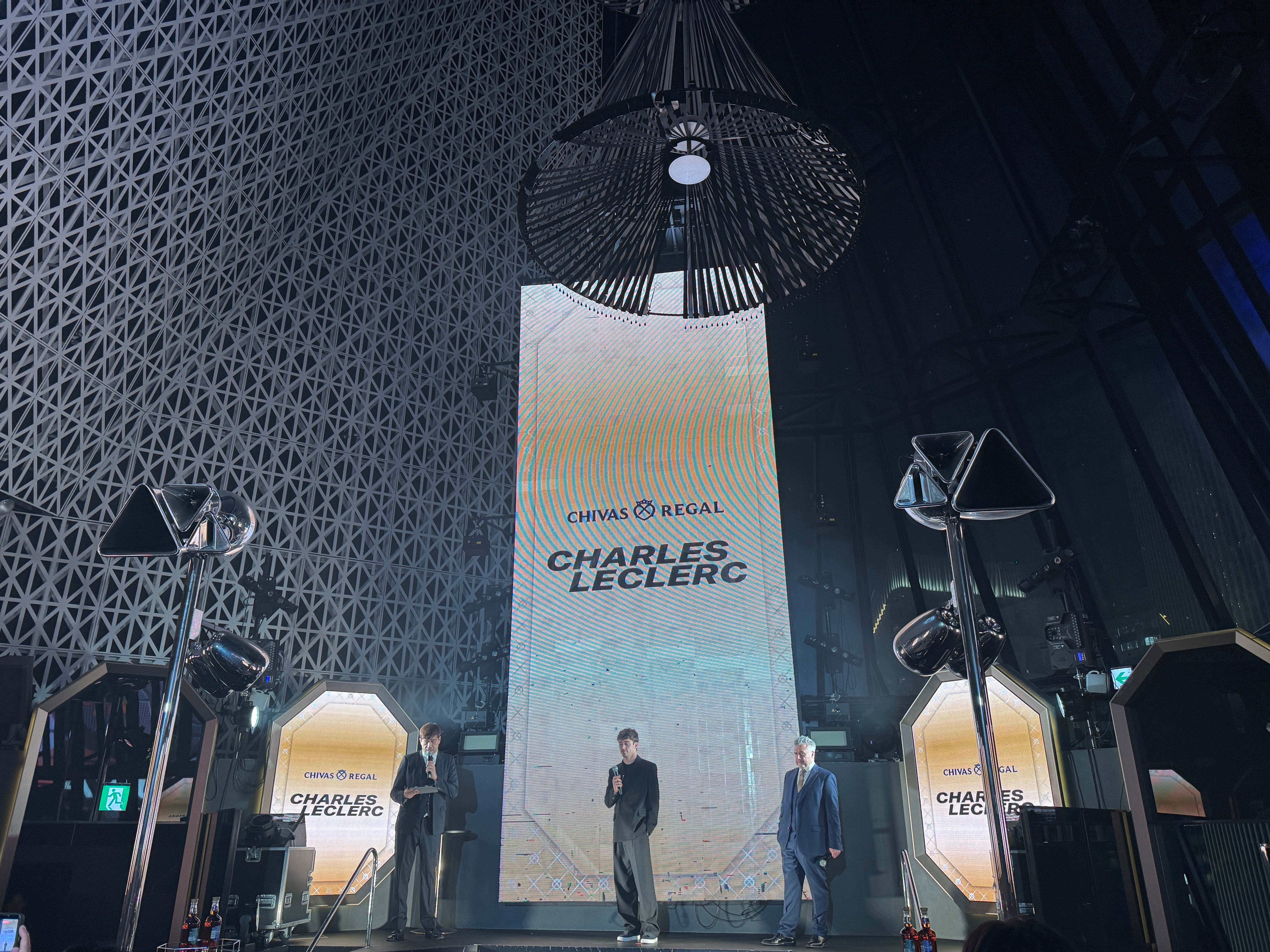 シーバスリーガルがF1界のスターであるシャルル・ルクレール氏を銀座に迎え、伝統と革新を象徴する日本限定の桜カクテルを初披露した。黃信維