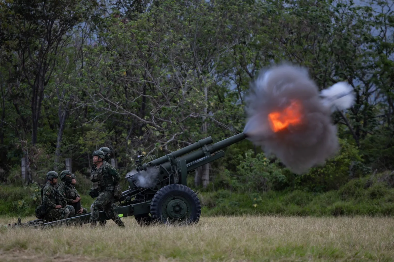 20260325-花防部25日在台東太麻里地區實施各式火砲實彈射擊的「正義操演」。（第二作戰區提供）