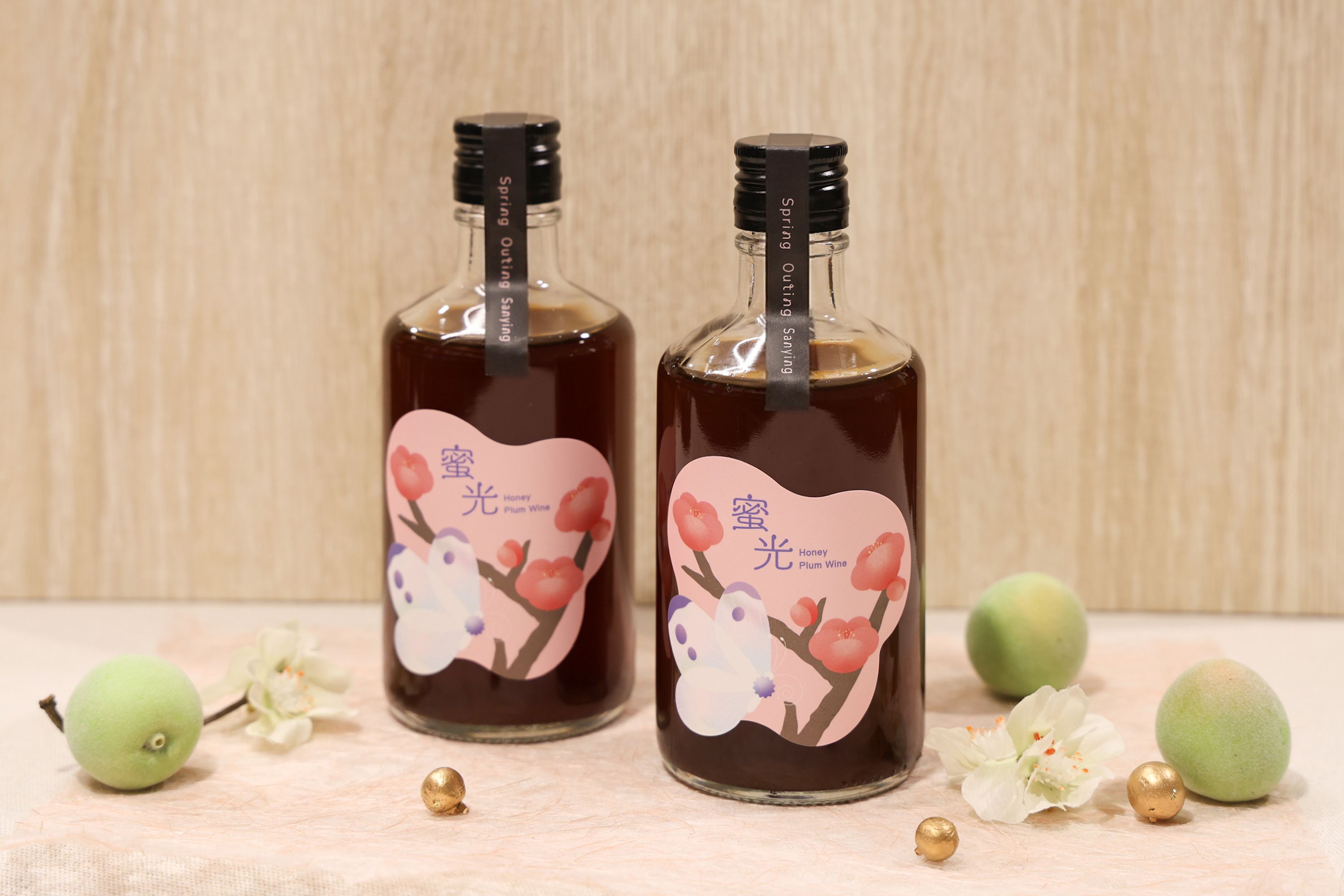 攜手鶯歌在地合力酒廠推出「蜜光．百花蜜梅酒」，口感甘潤柔和。（酒後不開車，安全有保障）（圖/新北市立鶯歌陶瓷博物館）