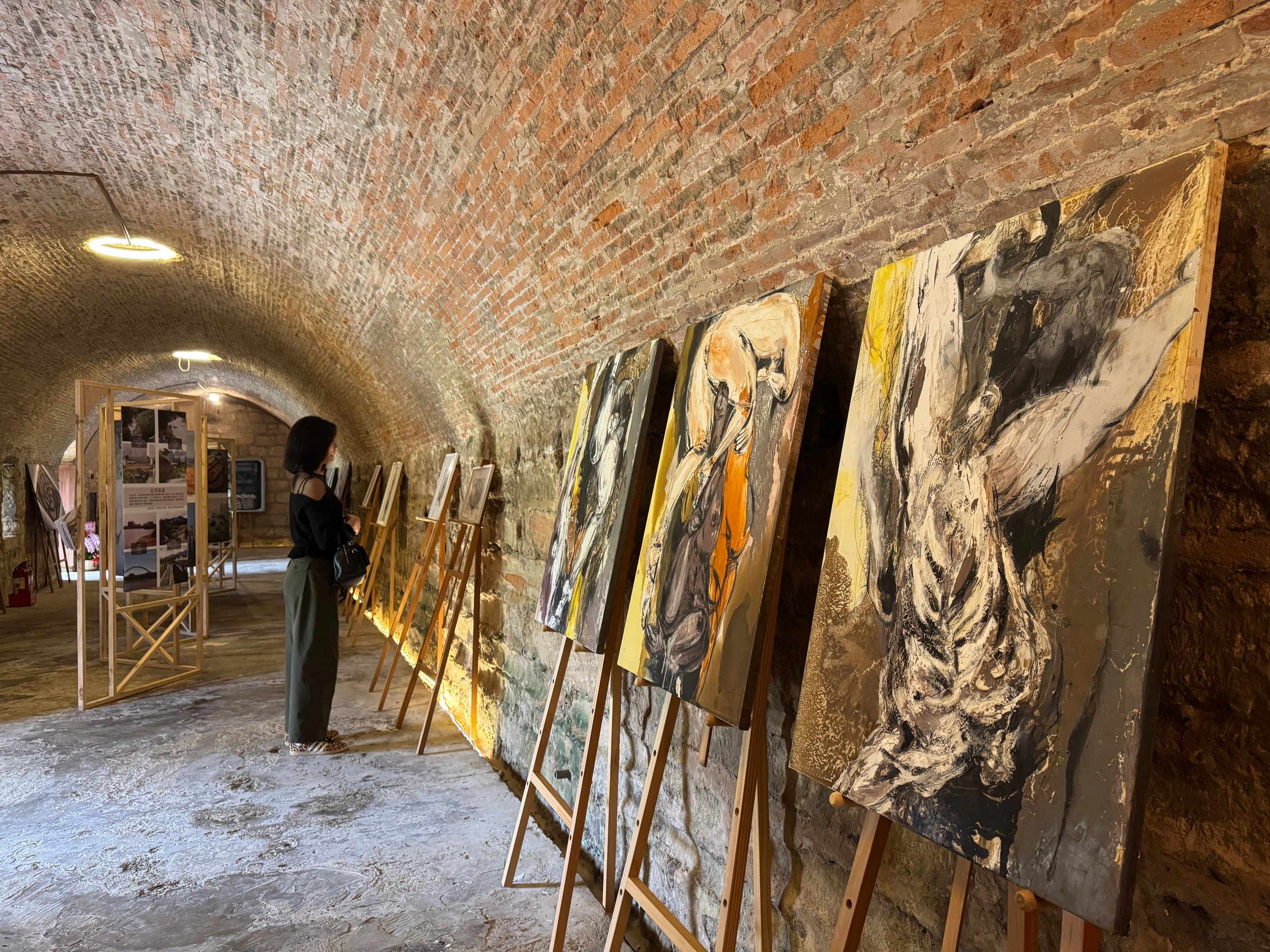 滬尾礮臺現正展出「被風帶走的土地－游雅茜個展」，作品充滿著印象派的「淡水感性」。（圖/新北市立淡水古蹟博物館）