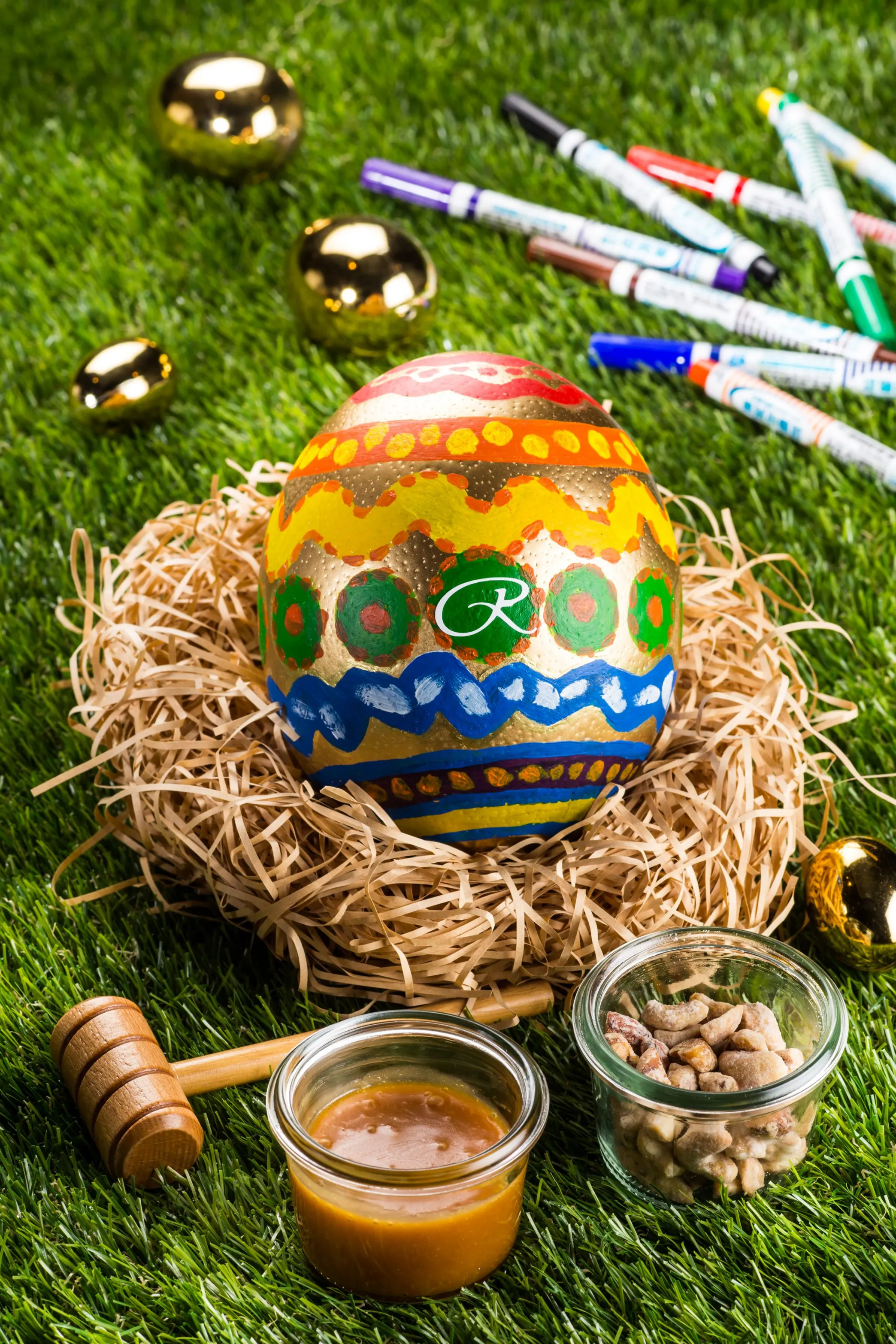 晶華童心月推出廣受歡迎的「晶華出奇蛋」，由駝鳥蛋殼裝載著海綿蛋糕，每組售價1,380元，另贈8色環保無毒著色筆，讓親子攜手在蛋殼上揮灑創意、共度溫馨時光。（圖/台北晶華酒店）