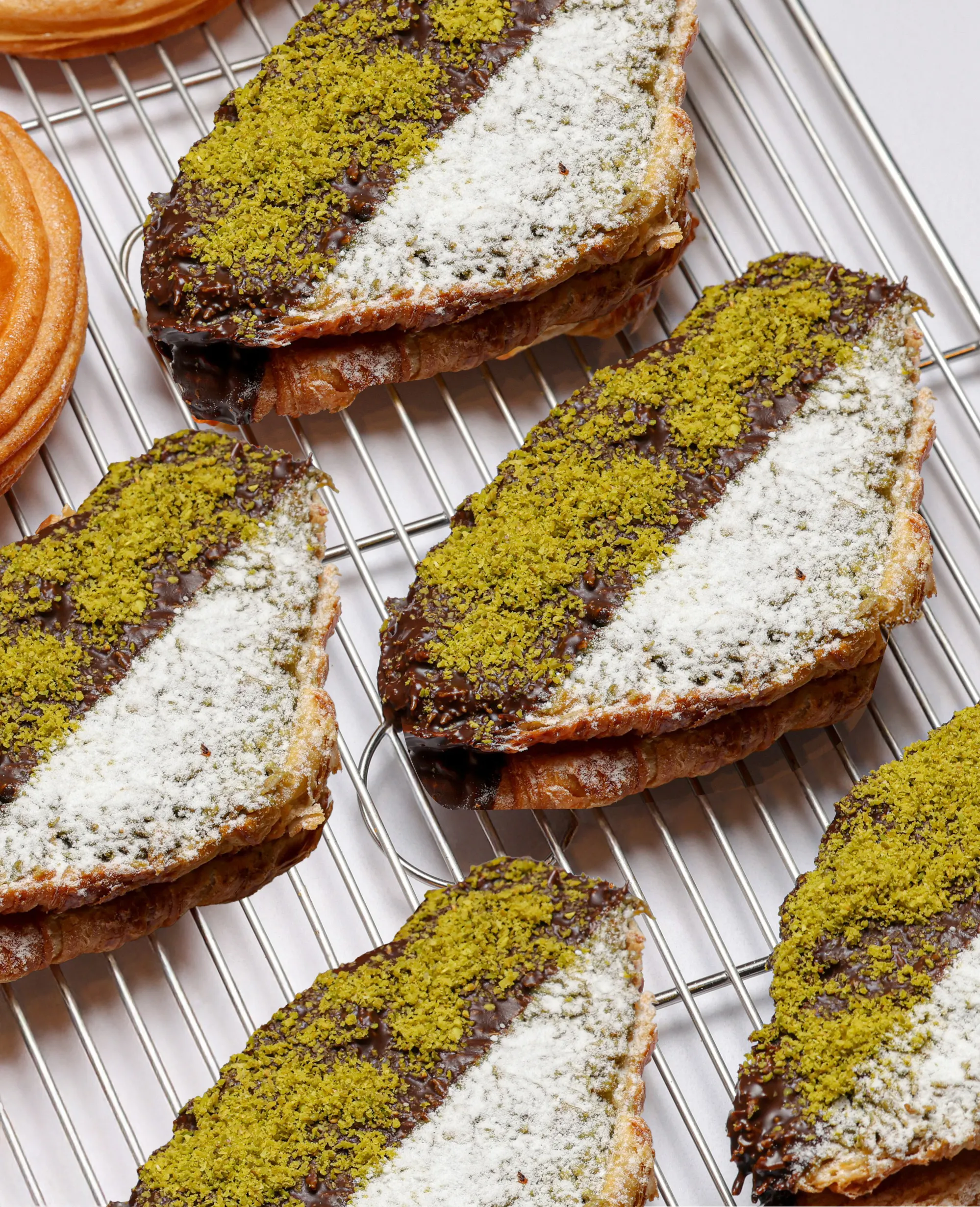 入住「晶華童樂假期」住房專案的賓客，每房將獲贈乙組「Teddy Beurre House杜拜巧克力可頌組」，酥香口感結合豐富的開心果內餡，為假期增添療癒享受。（圖/台北晶華酒店）