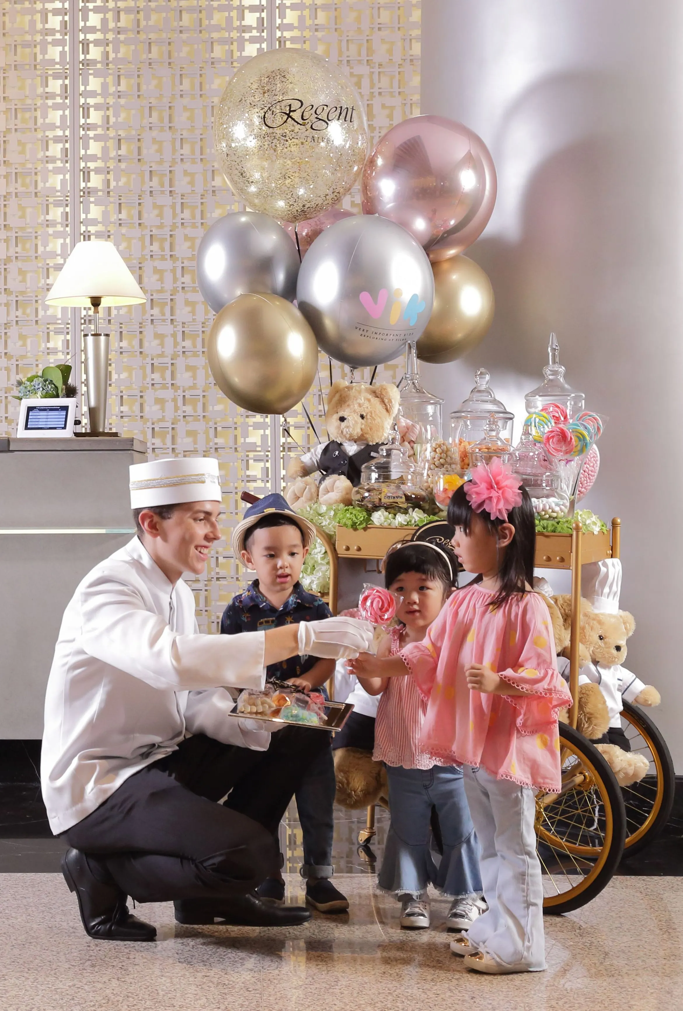 童心月期間入住晶華的小小貴賓可以報名參加「尋蛋獵遊」活動，小朋友可帶著「尋蛋獵遊地圖」，依據線索尋找藏於飯店內的彩蛋貼紙，成功尋獲6張貼紙則可兌換專屬禮品。（圖/台北晶華酒店）