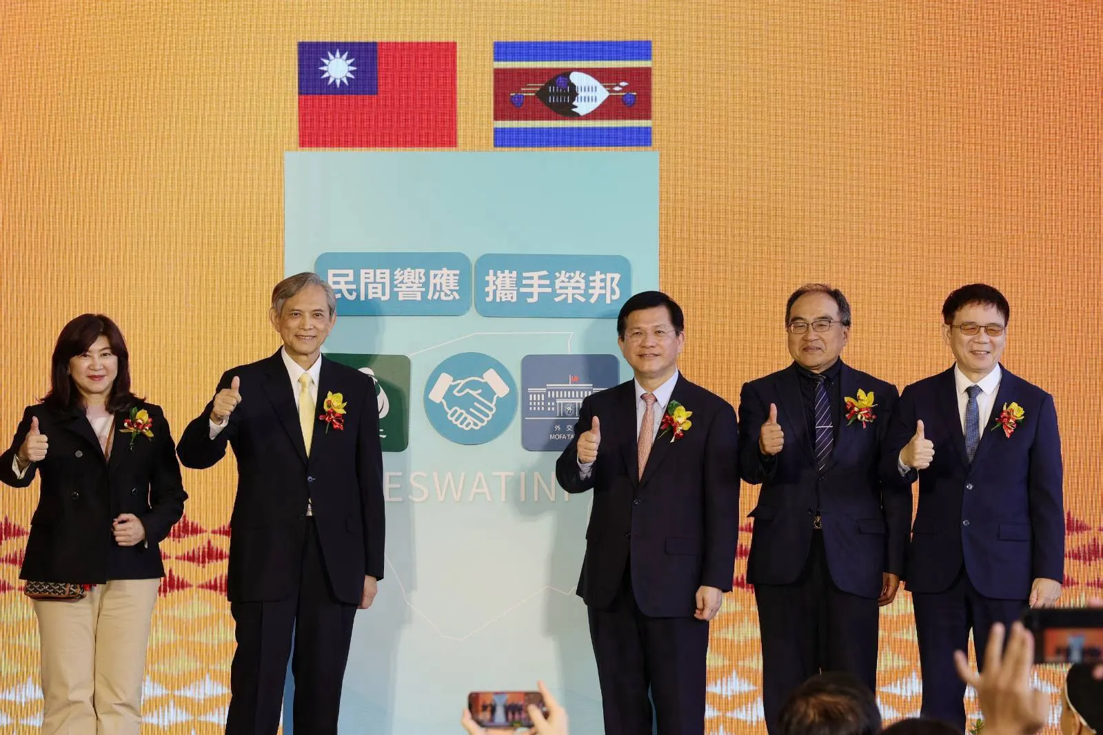 20260323-里仁公司23日舉辦「史瓦帝尼文化節」。外交部長林佳龍（右三）、里仁董事長賴錫源（左二）、大肚山產創基金會執行長廖紫岑（左一）、中華民國全國業工業總會呂正華秘書長（右二）及中華民國國際經濟合作協會湯宇歆處長（右一）出席。（外交部提供）