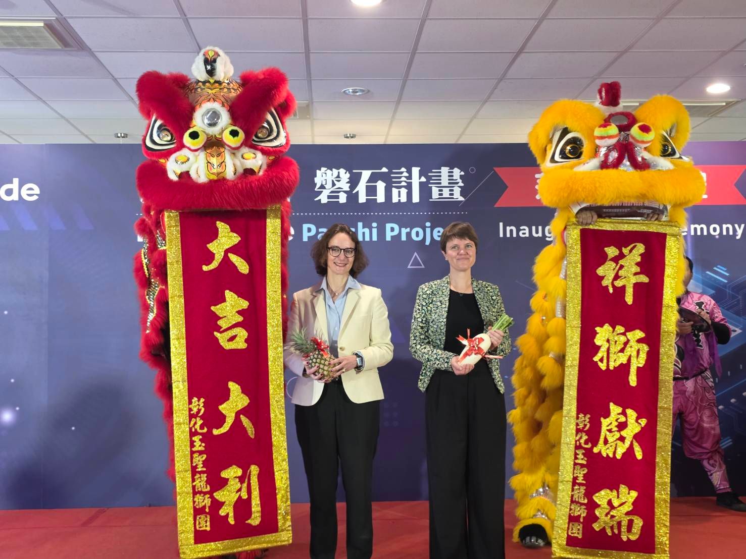 20260325-液空集團創新與技術副總裁Armelle LEVIEUX（左起）、液空創新材料與服務總經理 Camille JANER。（魏鑫陽攝）