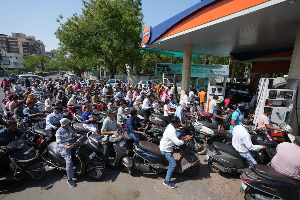 印度加油站湧入大量摩托車排隊等待加油。（美聯社）