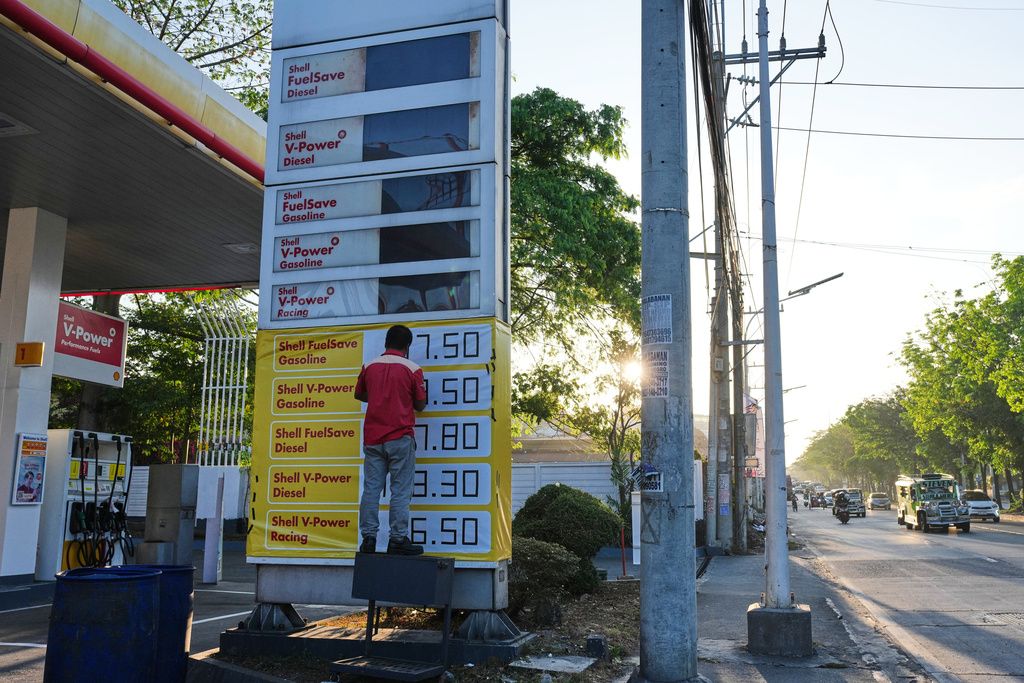 剛剛宣告能源危機警報的菲律賓，加油站正在更新最新油價。（美聯社）
