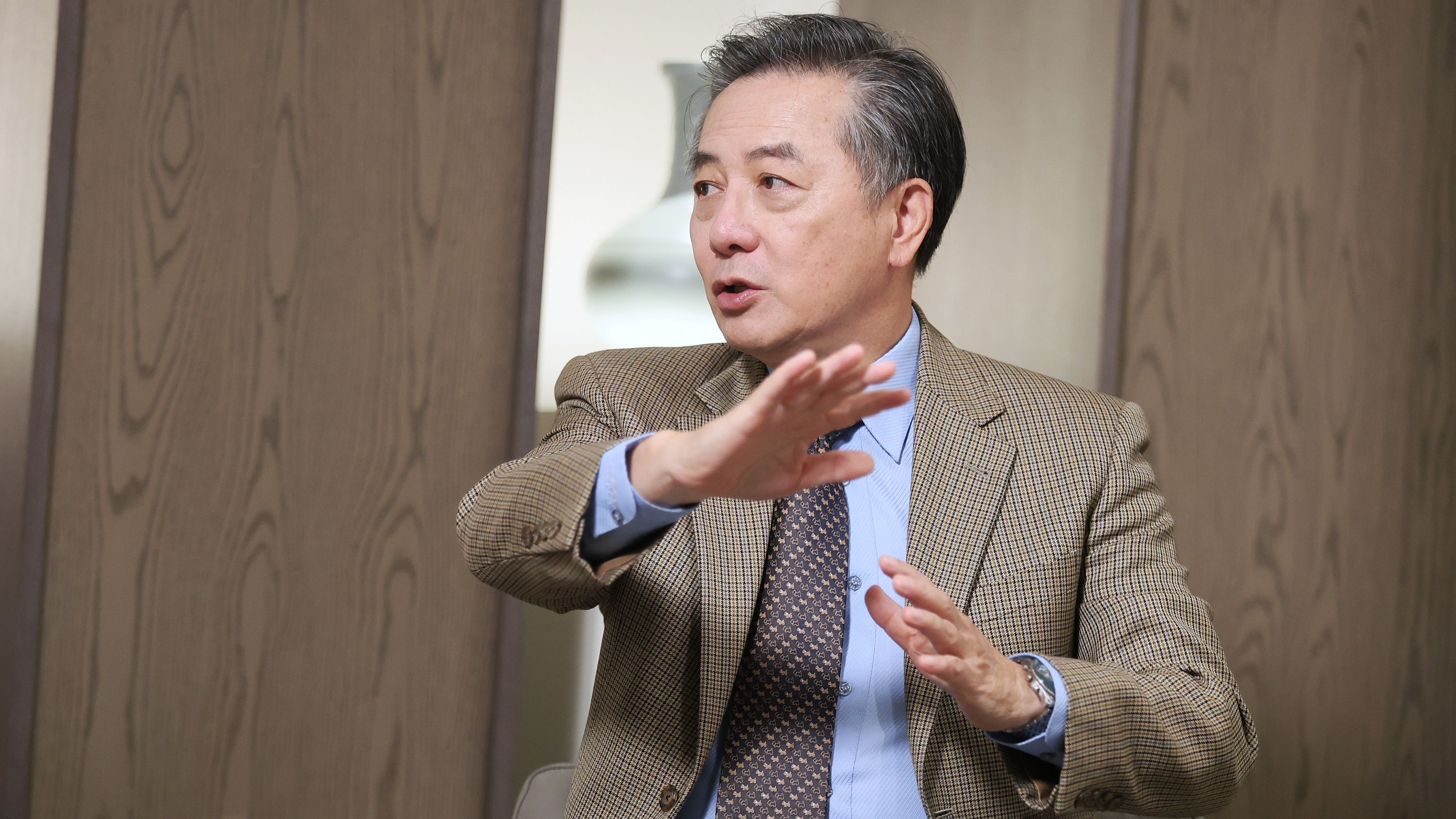 2260325-前美國國防部官員胡振東(見圖)25日出席路怡珍主持的風傳媒「下班國際線」節目。(柯承惠攝)