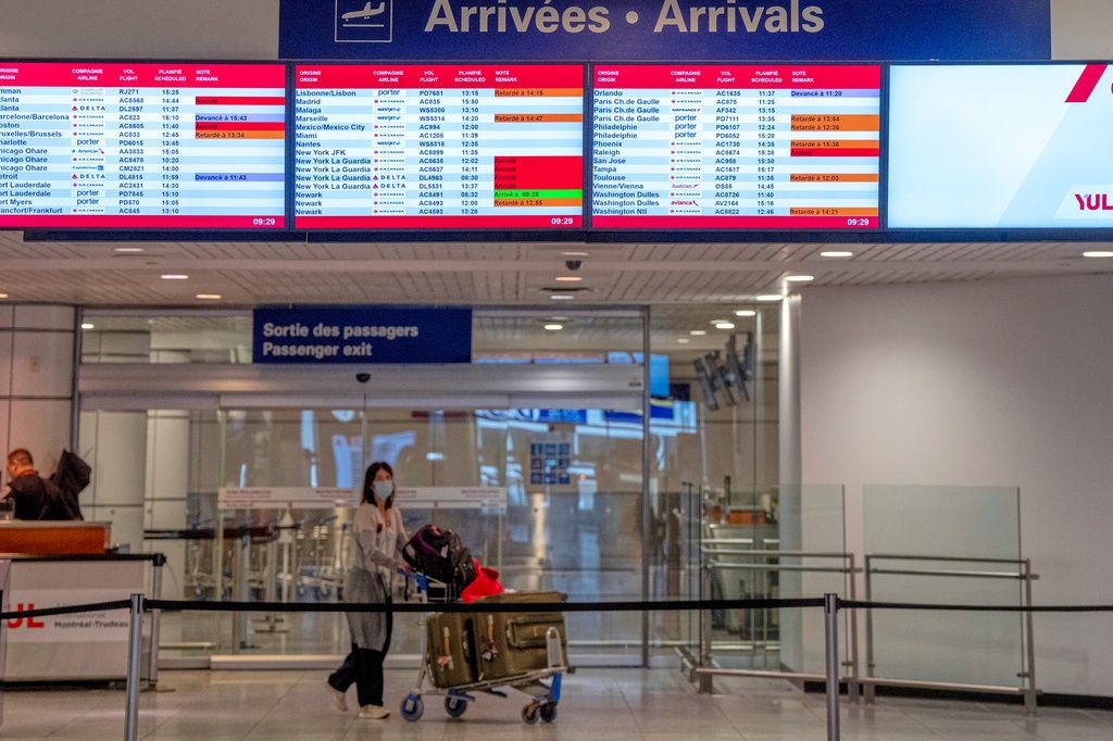 受到客機撞擊消防車事故影響，紐約拉瓜地亞機場一度陷入大亂。（AP）