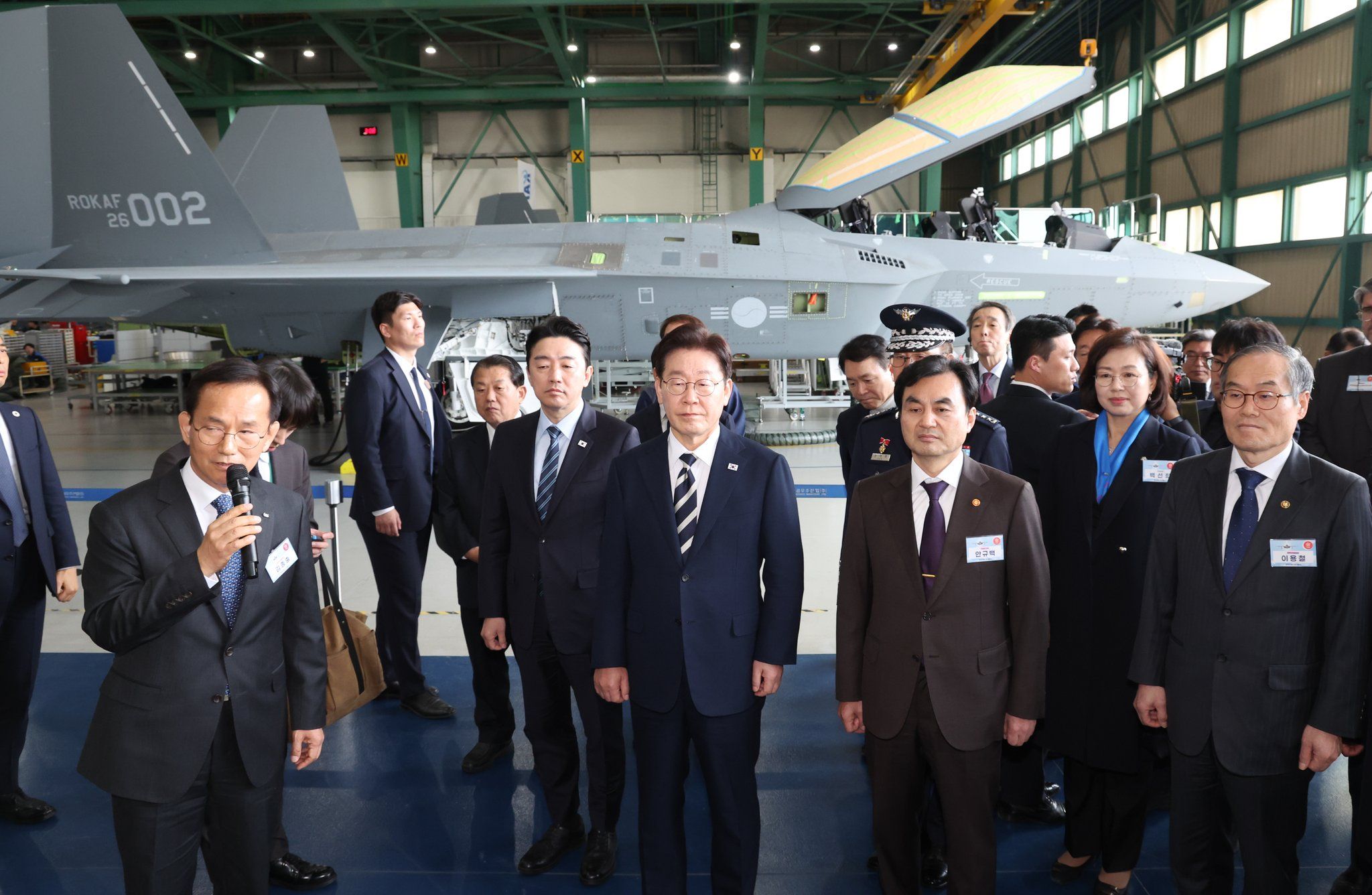 耗時25年完成自製KF-21戰機，南韓總統李在明（中）親自視察。（取自總統粉專）