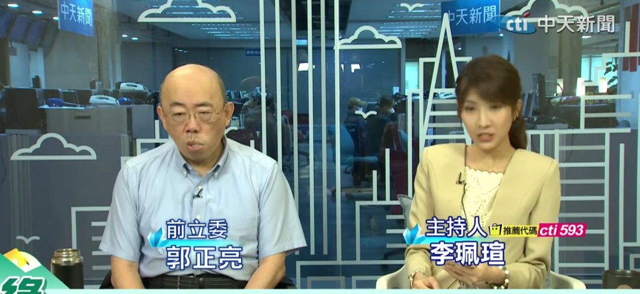 20260325-郭正亮25日在中天新聞直播節目《綠也掀桌》中，被觀眾點出疑似有顏面神經失調的症狀。（取自節目《綠也掀桌》）