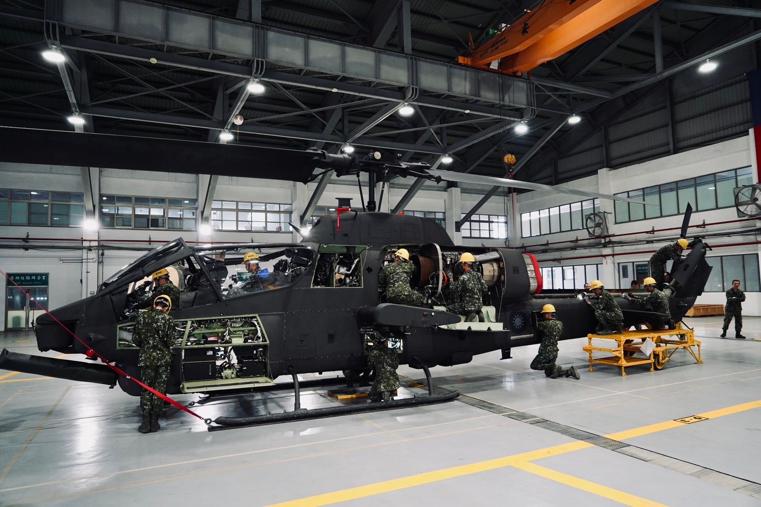 20260325-一架超級眼鏡蛇直升機全身檢查,需動用數十名官兵。(張曜麟攝)