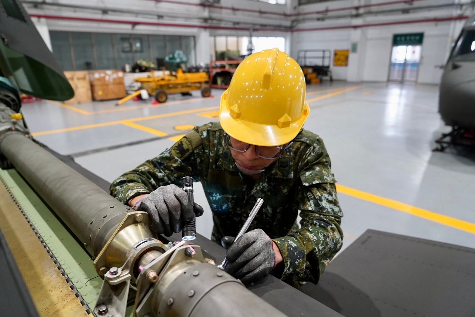 20260325-官兵對直升機進行檢查。(張曜麟攝)