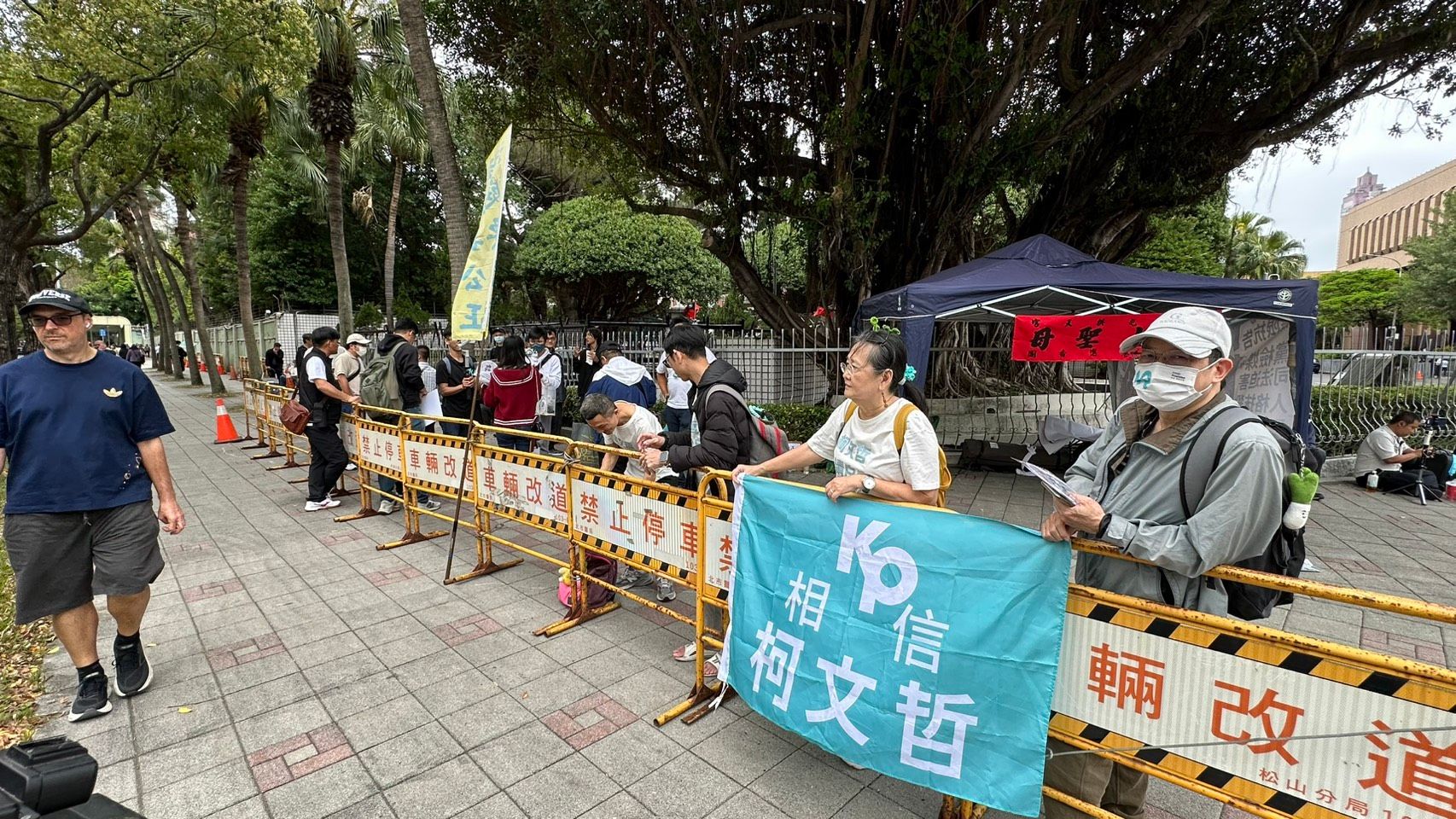 20260326-民眾黨前主席柯文哲涉京華城案，26日下午2時30分將宣判，小草到法院外聲援。（羅立邦攝）