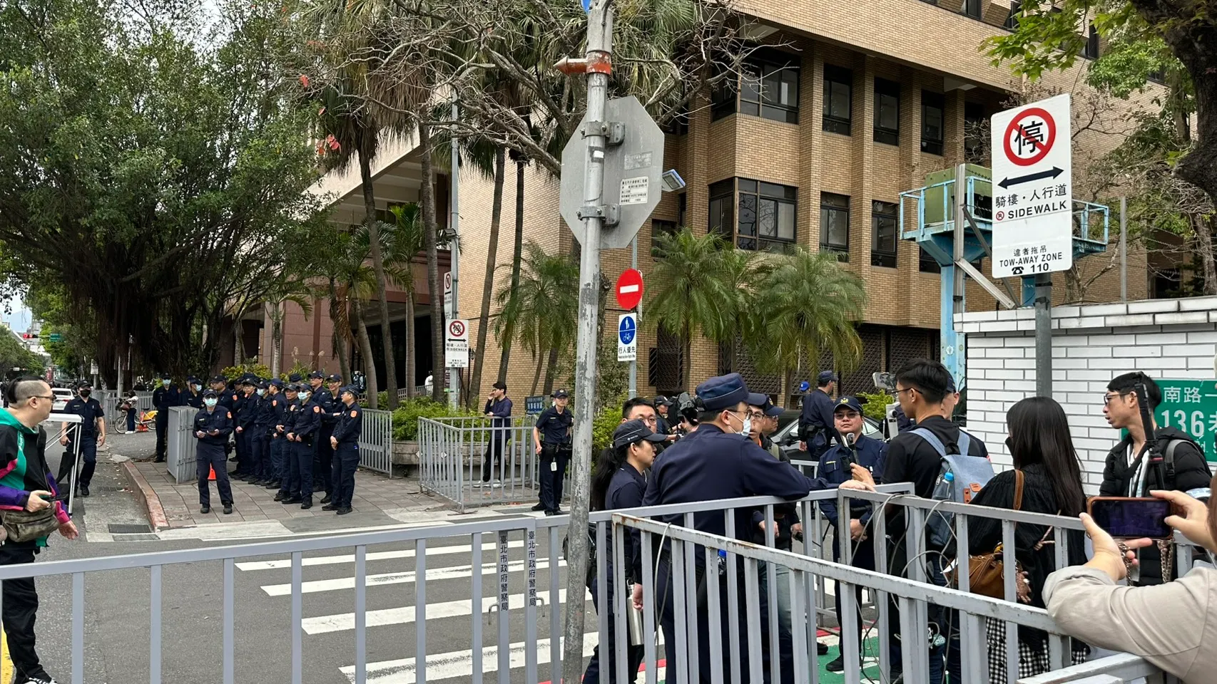 20260326-民眾黨前主席柯文哲涉京華城案，26日下午2時30分將宣判，小草到法院外聲援。（羅立邦攝）