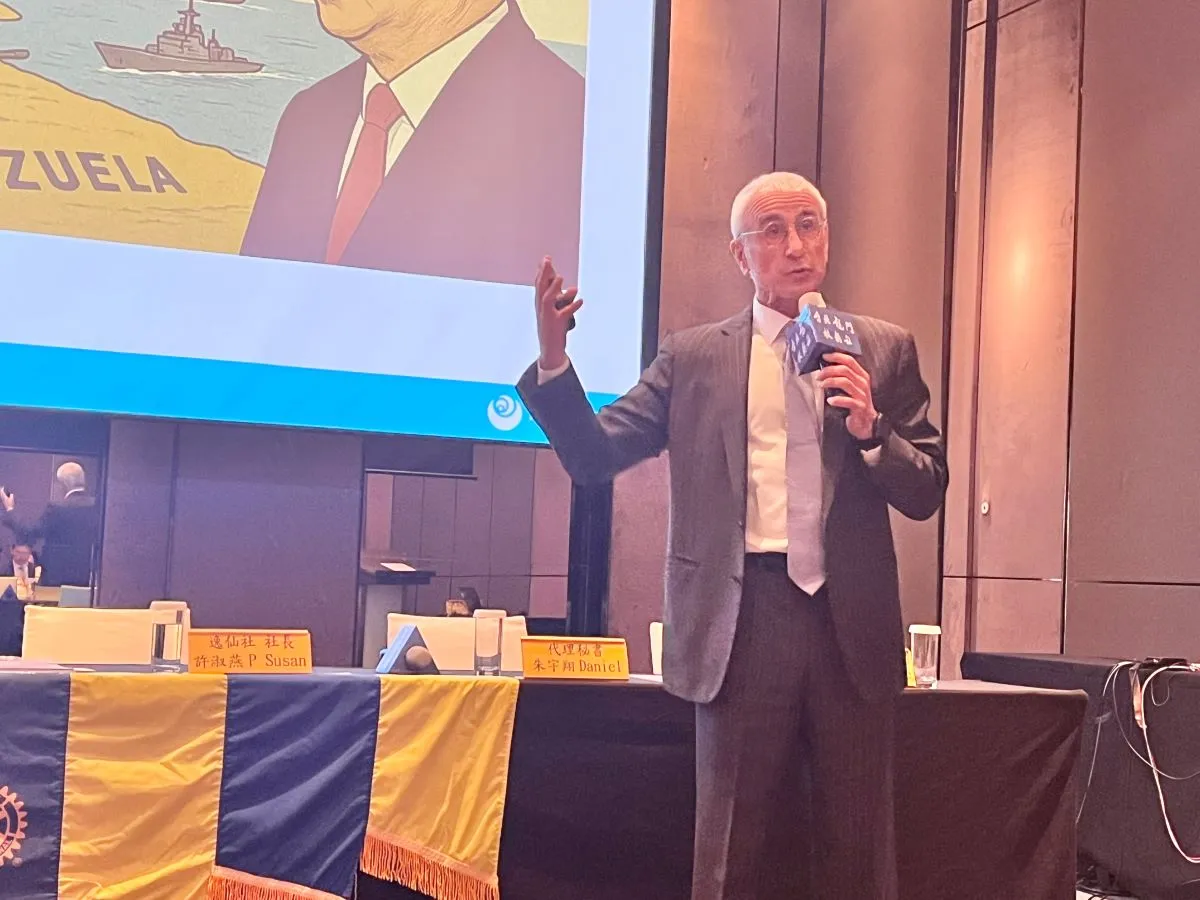 Peter Kurz (谷月涵), Taiwan Chairman of Alpha Ring International, speaks at a Taipei Longmen Rotary Club regular meeting.