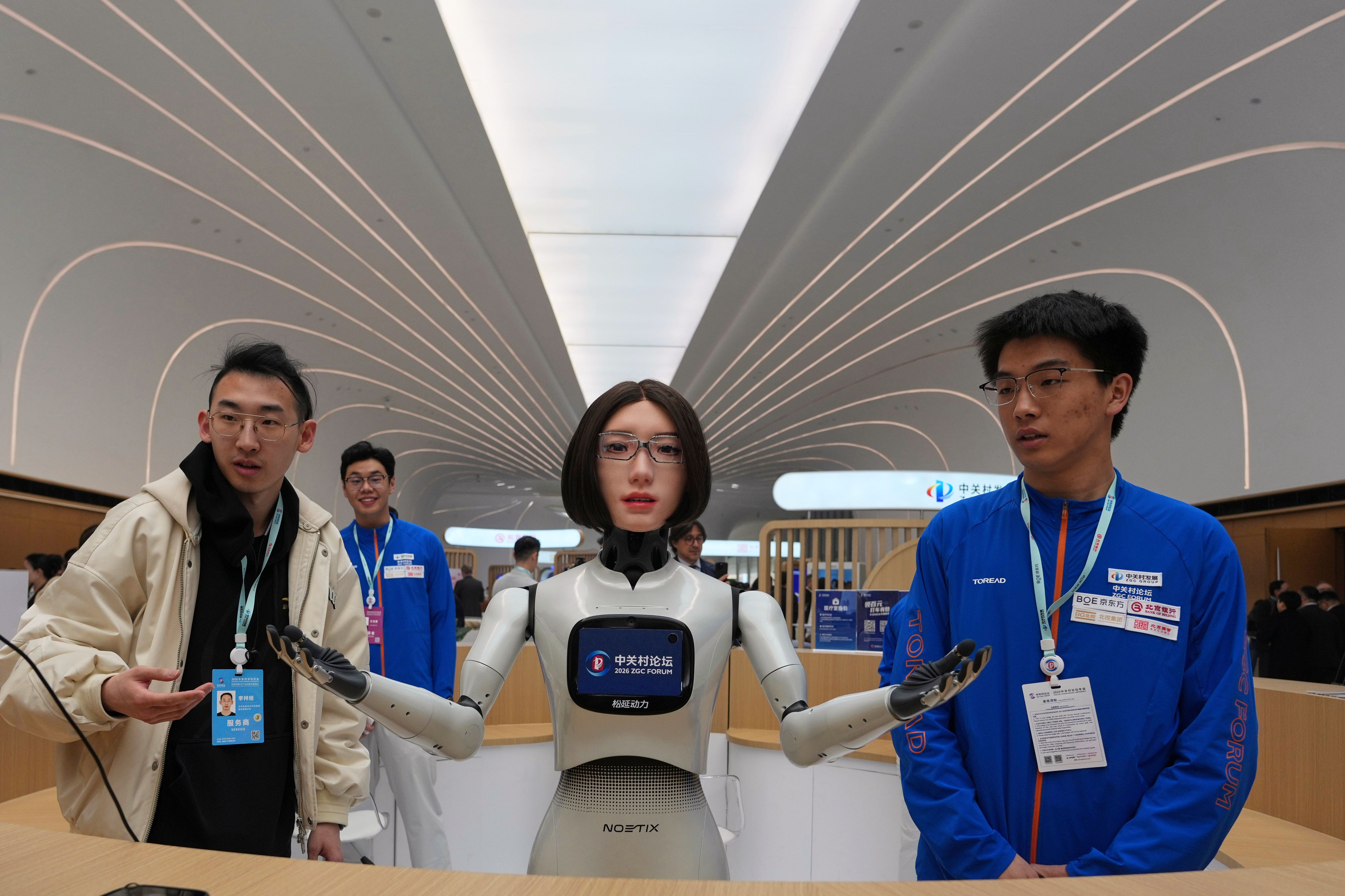 北京中關村論壇展示人形機器人。(美聯社)