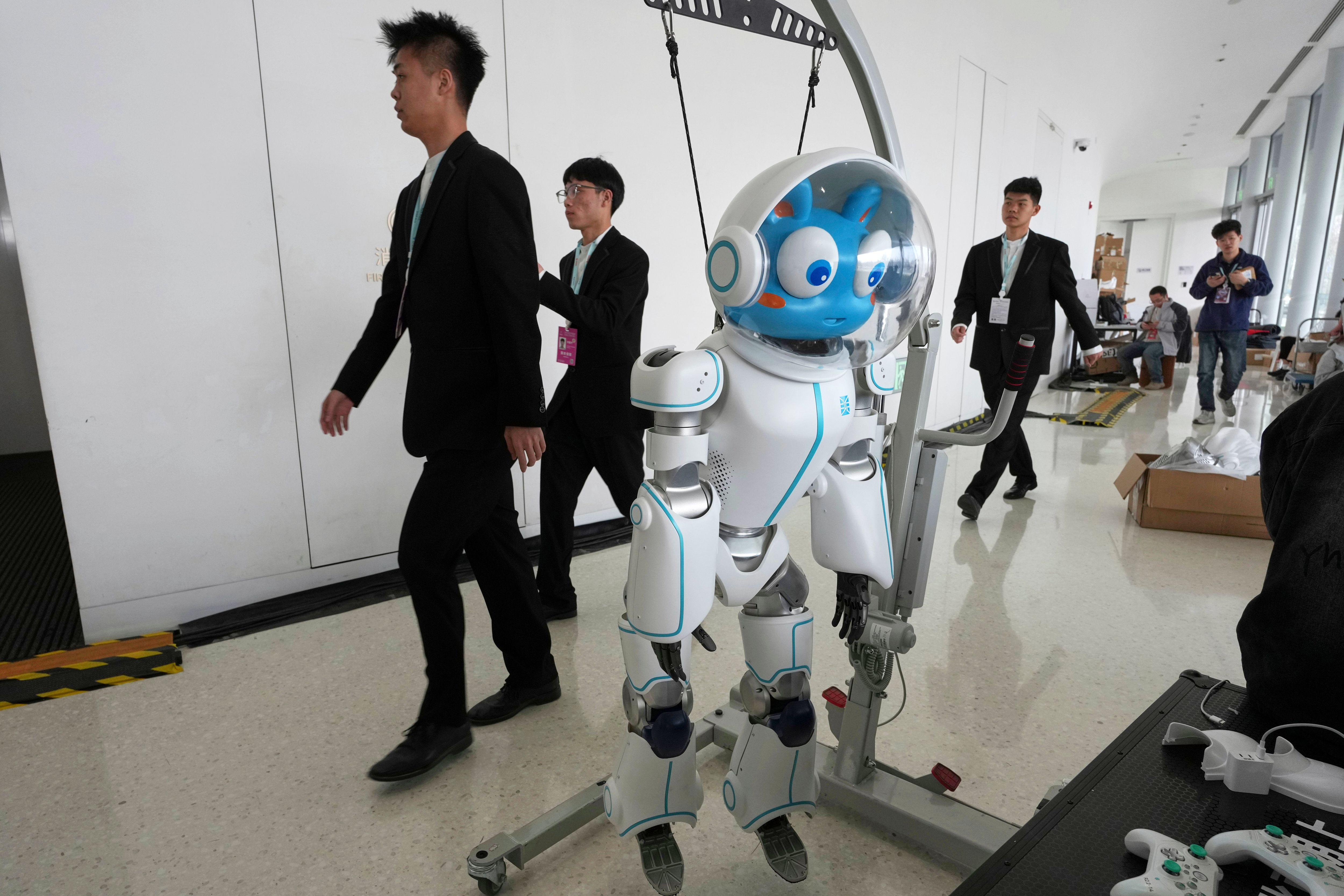 北京中關村論壇展示人形機器人。(美聯社)
