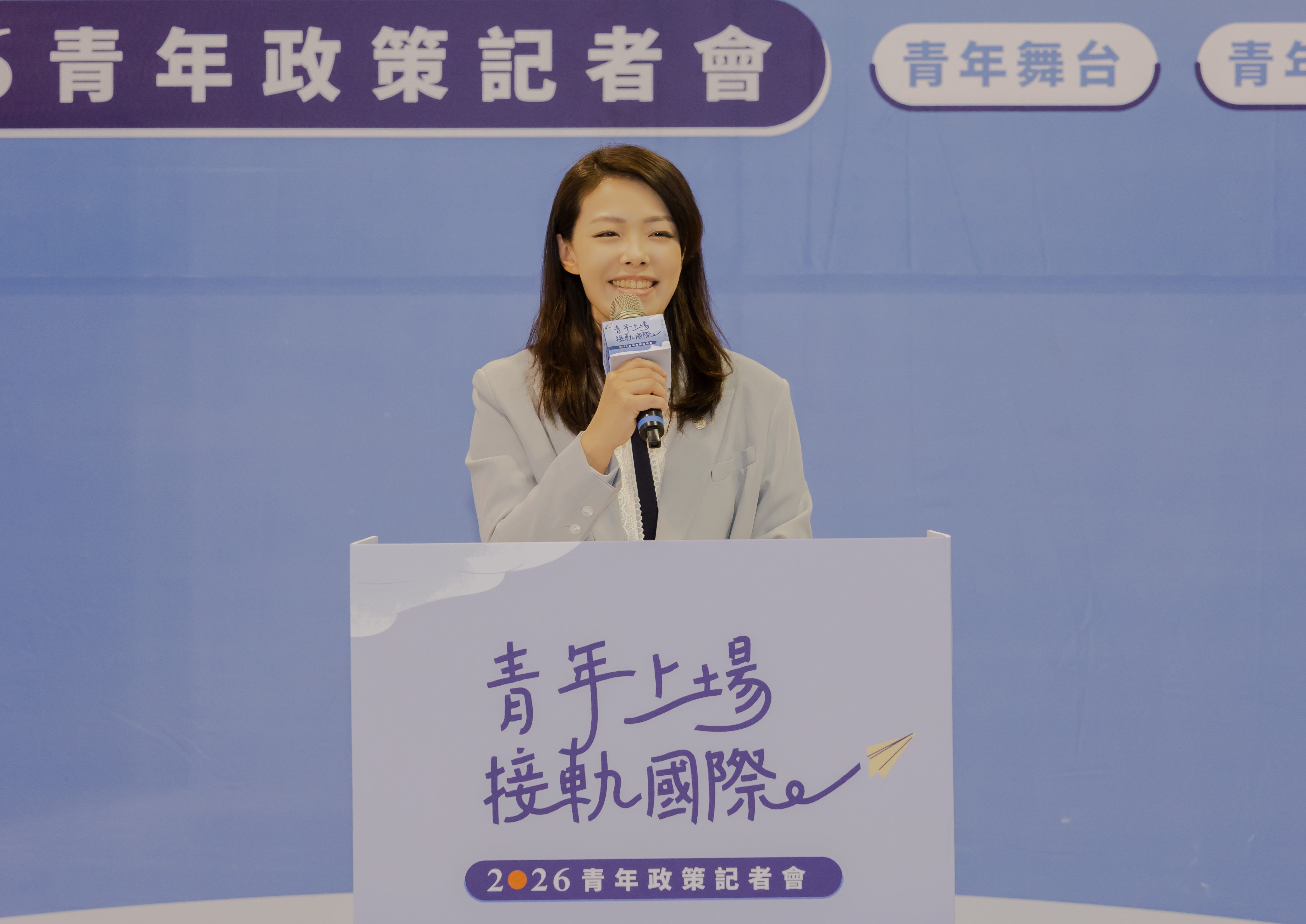 市長高虹安宣布今年將以「青年舞台、青年補助、青年品牌」三大主軸，及全國首創「青年AI數位工具補助」政策，持續打造友善青年發展環境。（圖／新竹市政府提供）