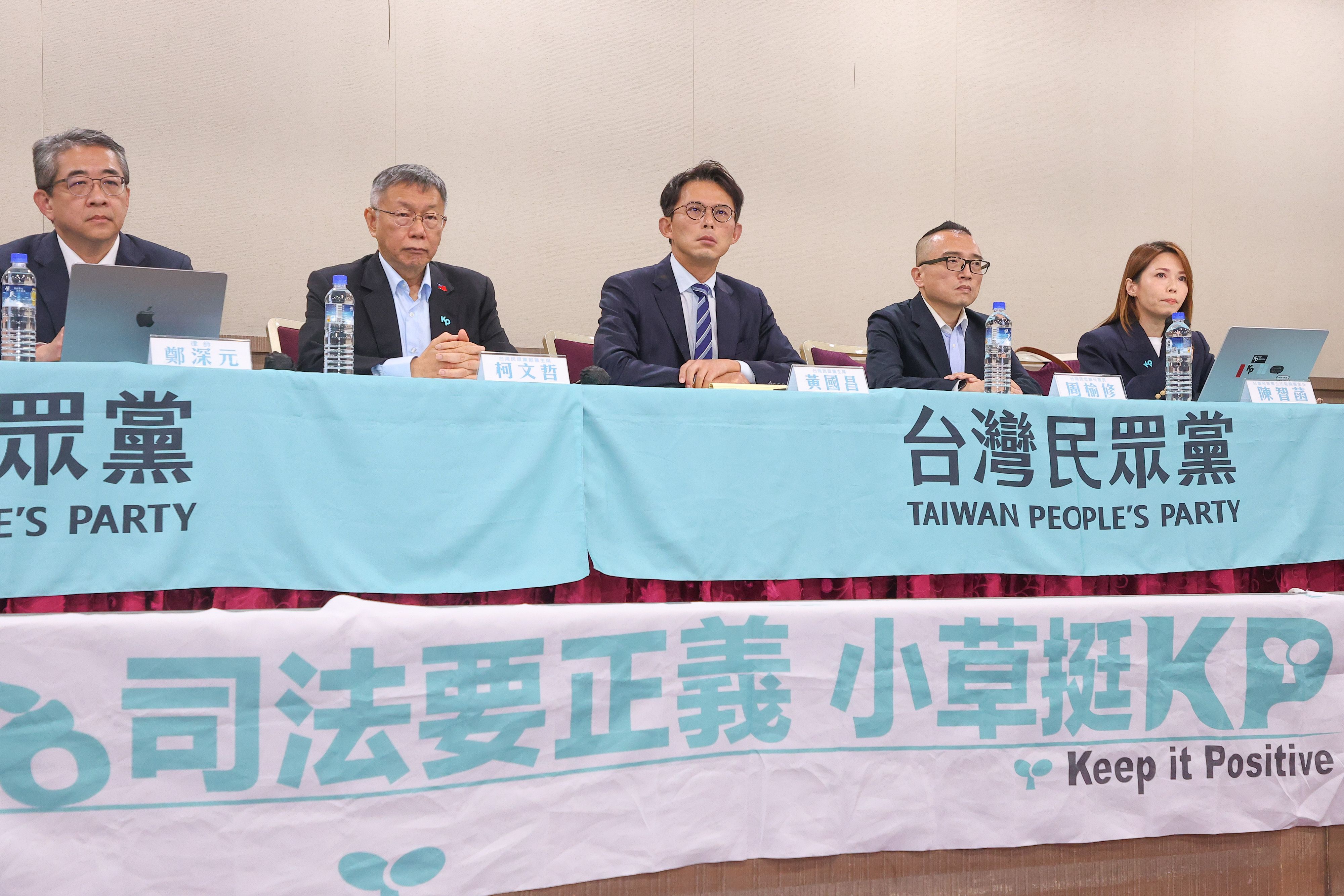 20260326-民眾黨創黨主席柯文哲（左二）、黨主席黃國昌（中）等人26日於宣判後召開記者會。（顏麟宇攝）