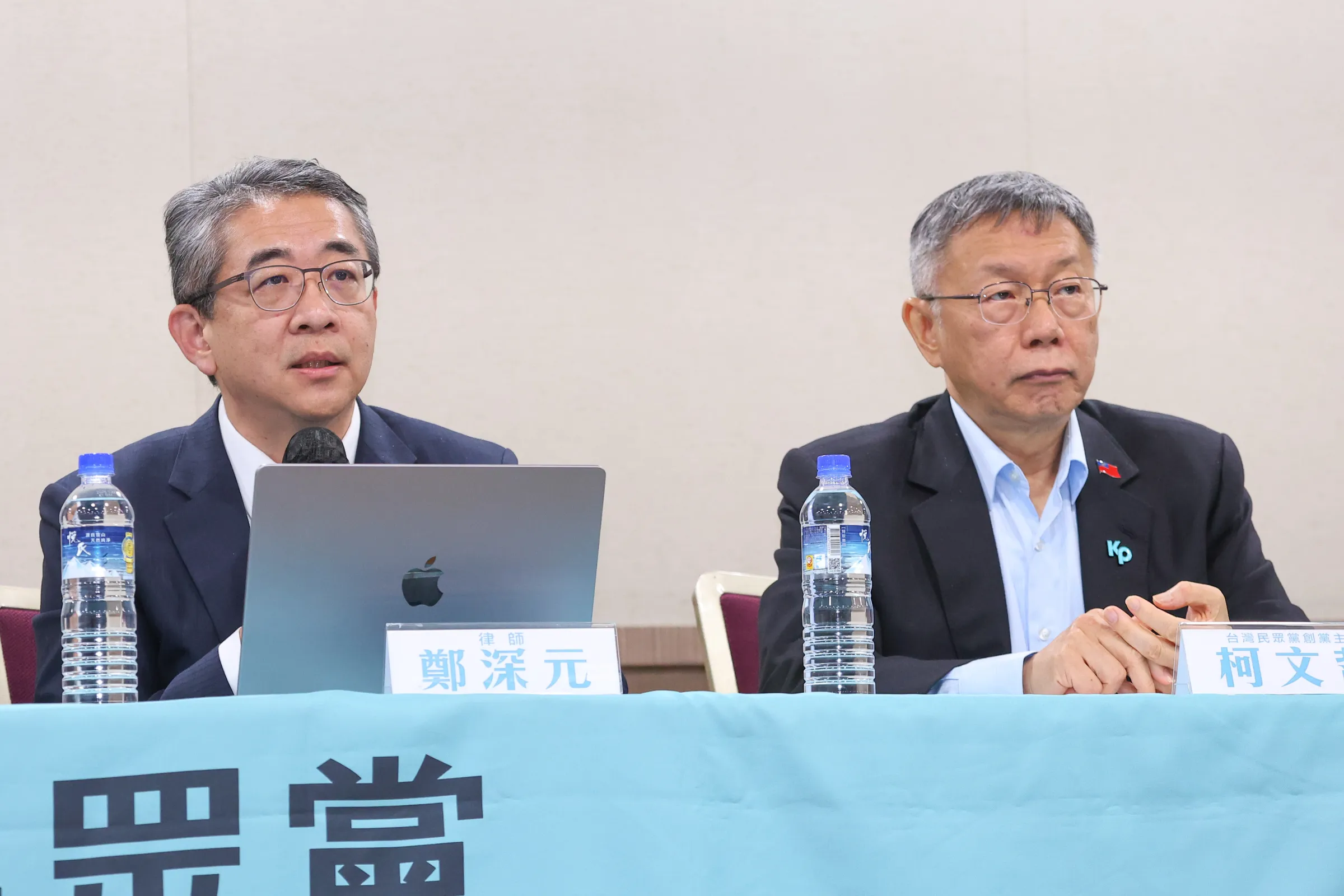 20260326-柯文哲委任律師鄭深元（左）26日於宣判後召開記者會。（顏麟宇攝）