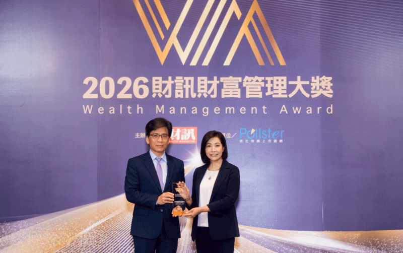 金管會主委彭金隆（左）頒獎予中信銀個金執行長楊淑惠（右）。（圖／中信銀行提供）