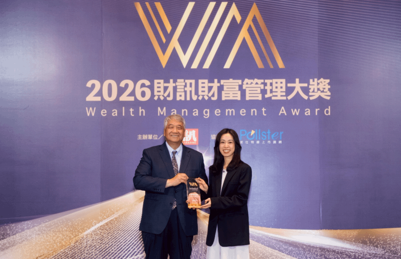 「2026財訊財富管理大獎」頒獎典禮，券商公會理事長陳俊宏（左）頒發「最佳數位金融」獎項予中信銀數位平臺經營處處長李雅婷（右）。（圖／中信銀行提供）