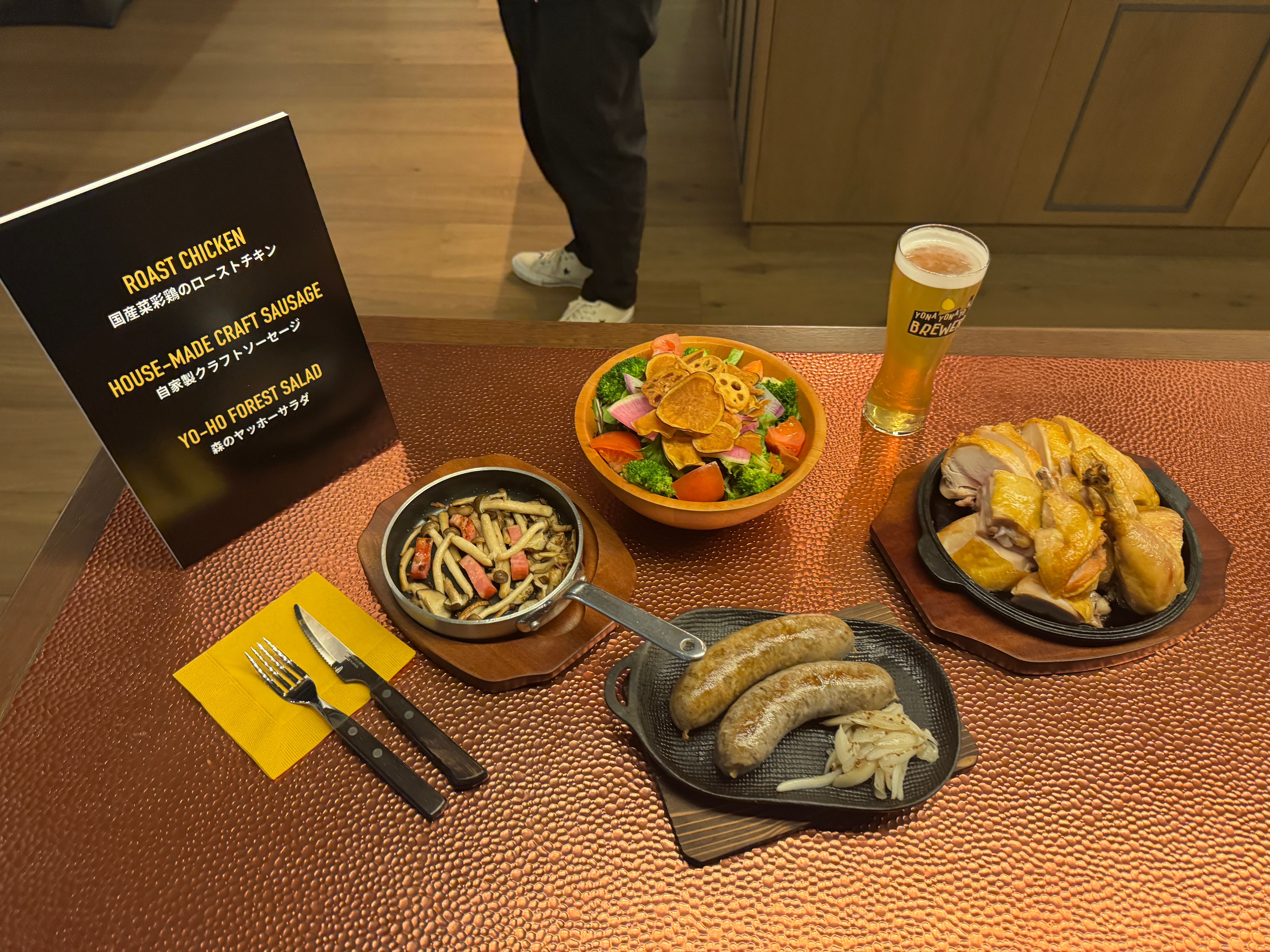 日本最大の駅直結ブルワリーレストラン「よなよな東京ブルワリー」が3月30日に品川で開業し、醸造所見学やビール粕を活用したサステナブルな食体験を提供する。黃信維