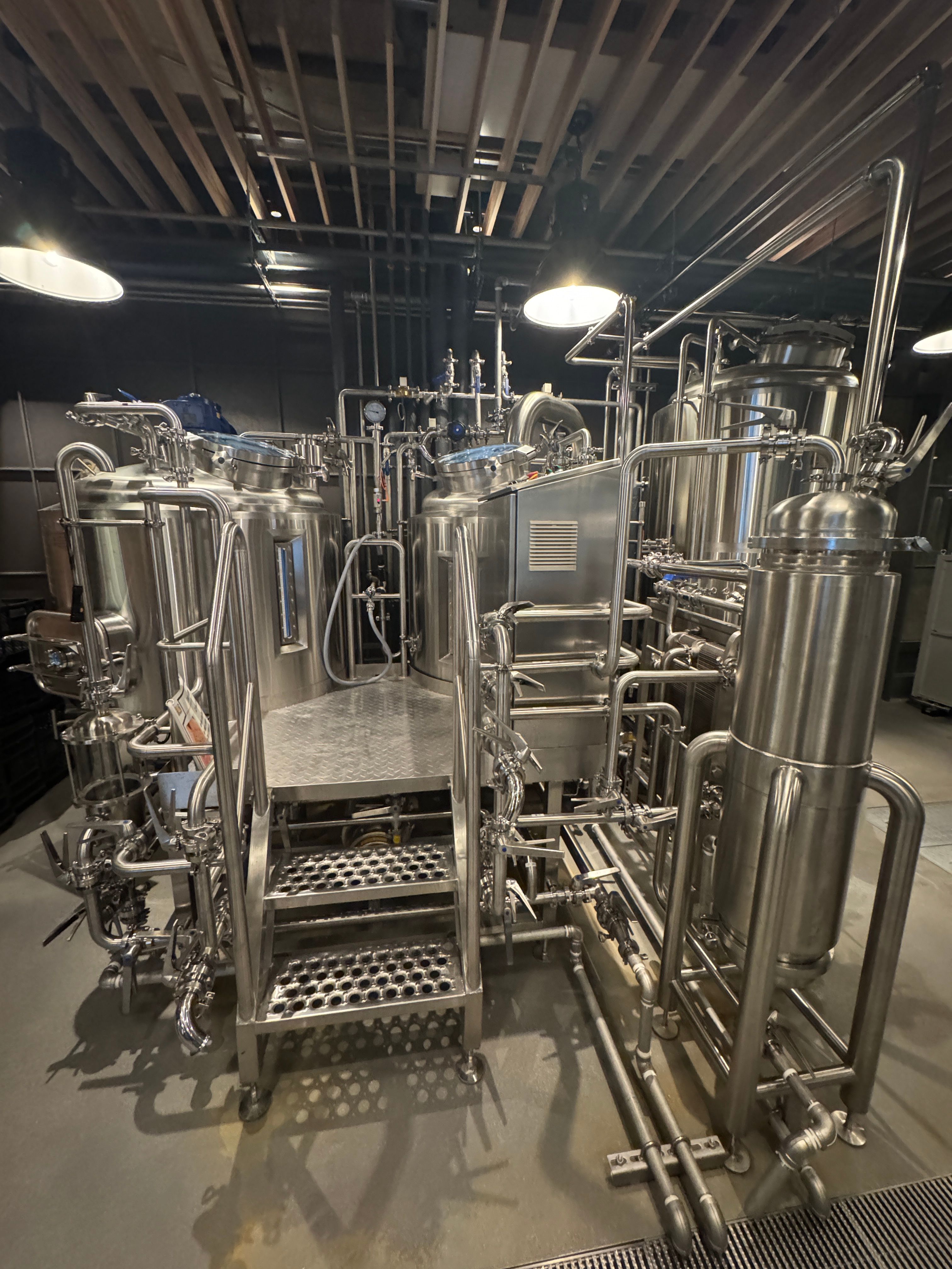 日本最大の駅直結ブルワリーレストラン「よなよな東京ブルワリー」が3月30日に品川で開業し、醸造所見学やビール粕を活用したサステナブルな食体験を提供する。黃信維