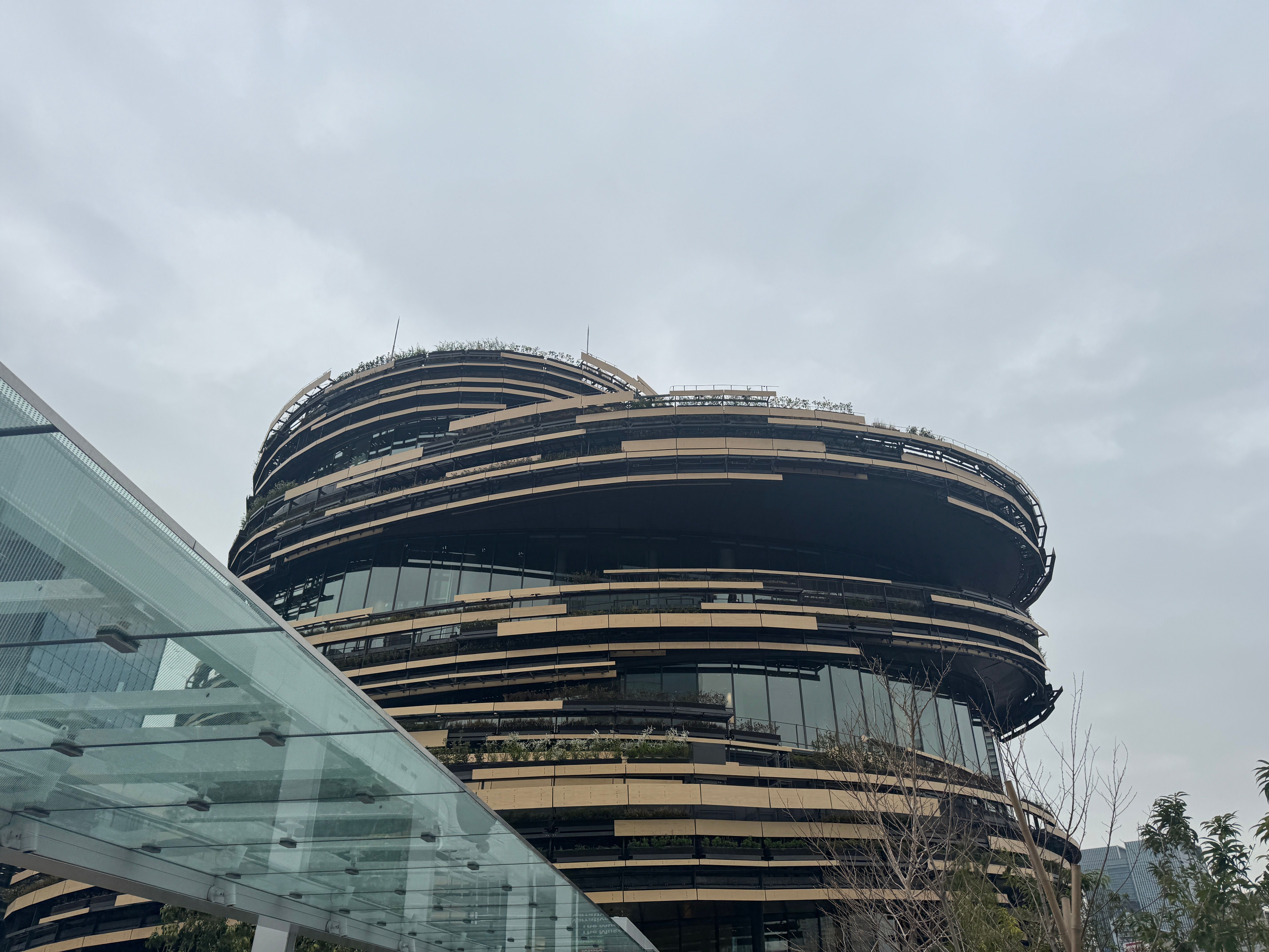 TAKANAWA GATEWAY CITYに文化創造の拠点「MoN Takanawa」が3月28日に開業し、多彩な展覧会や公演、こだわりの飲食施設を通じて100年先の未来へ文化をつなぐ。黃信維