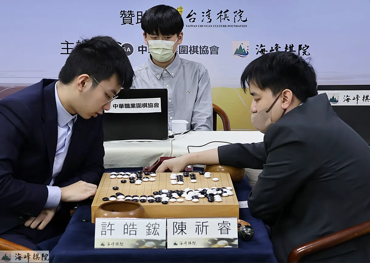 許皓鋐天元與陳祈睿九段。（海峰棋院）