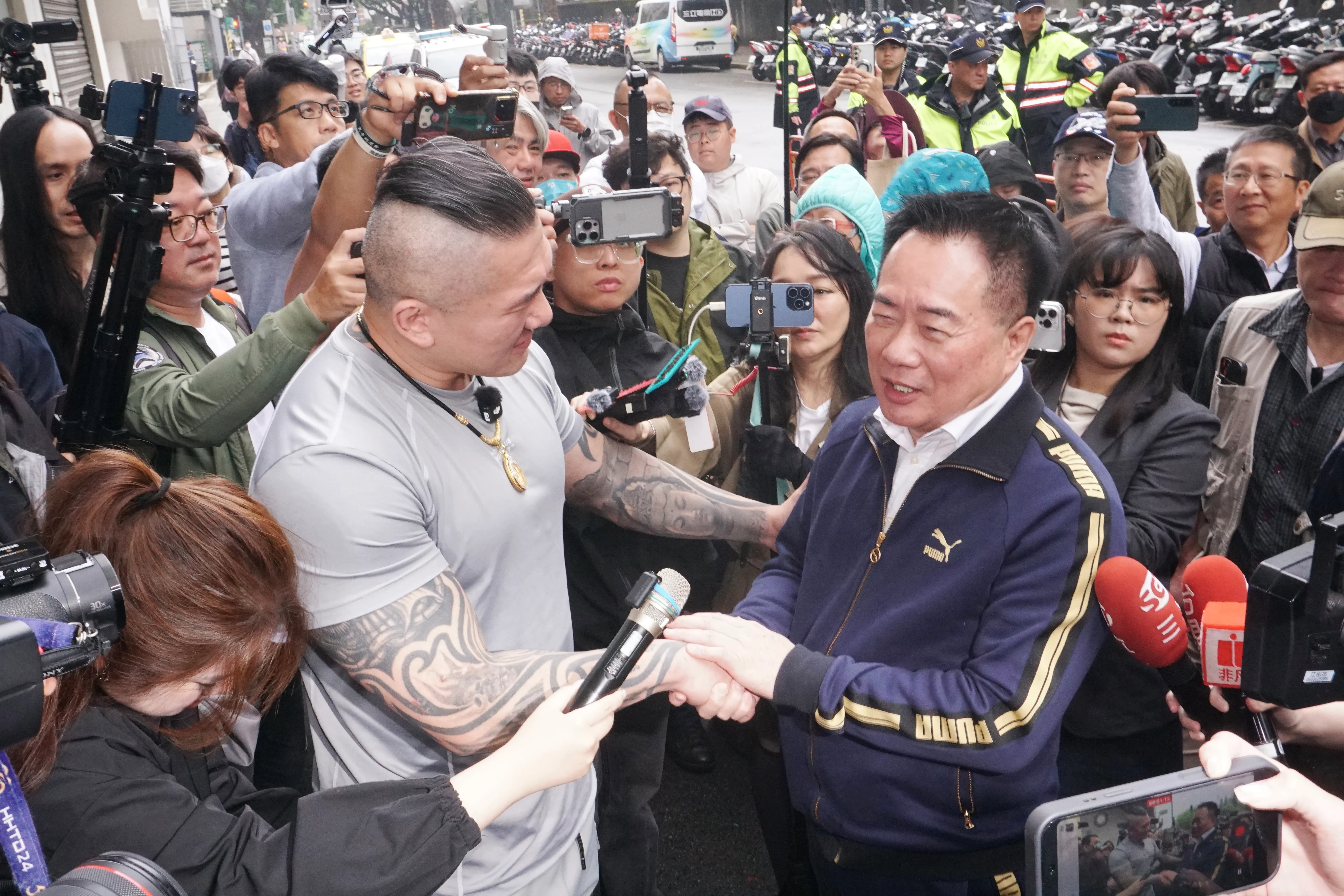 20260327-前立委蔡正元（右）至「台北地檢署執行科」報到服監，左為館長前來聲援。（蔡親傑攝）