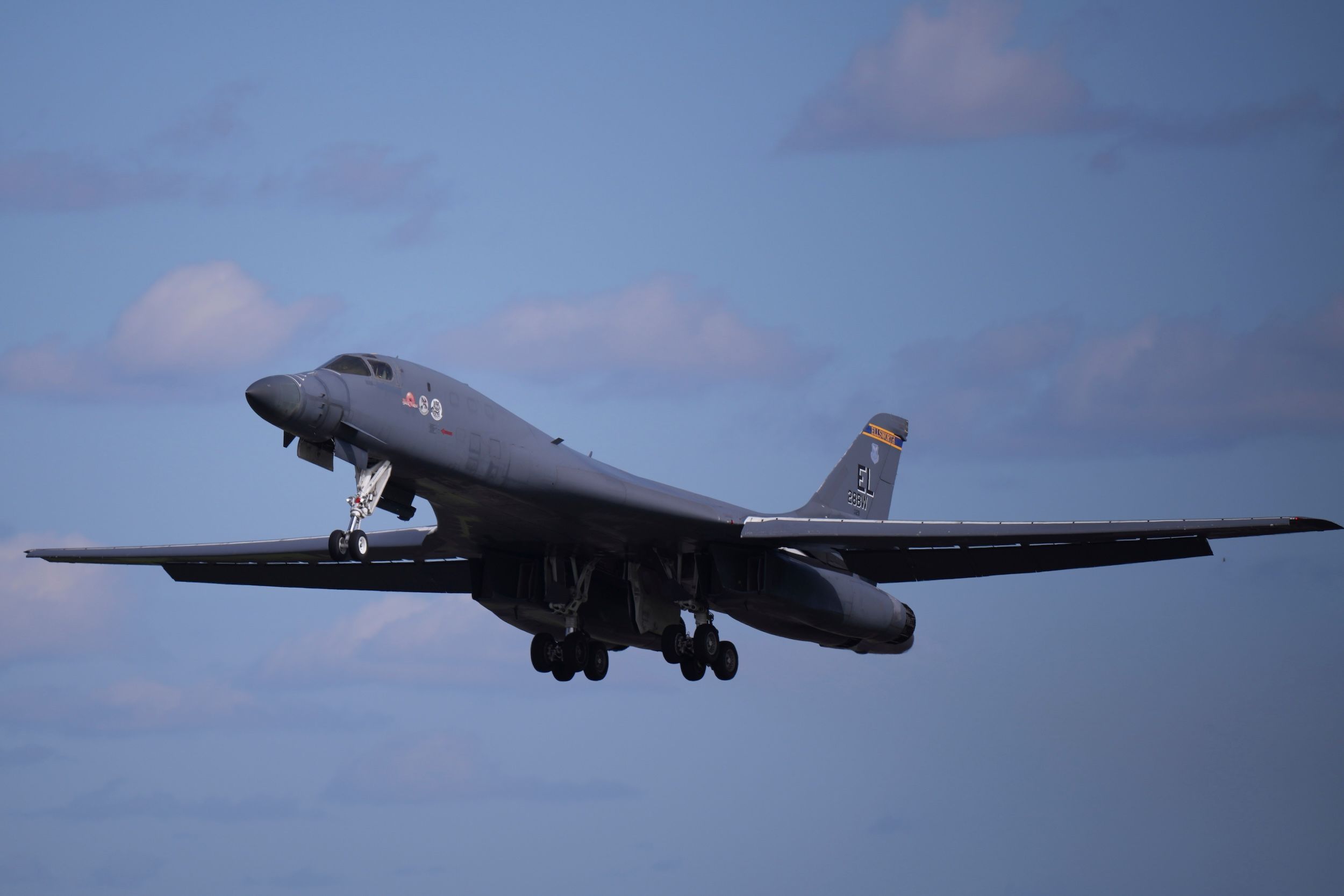 2026年3月26日,英國費爾福德皇家空軍基地,一架美軍B-1「槍騎兵」轟炸機起飛。(美聯社)