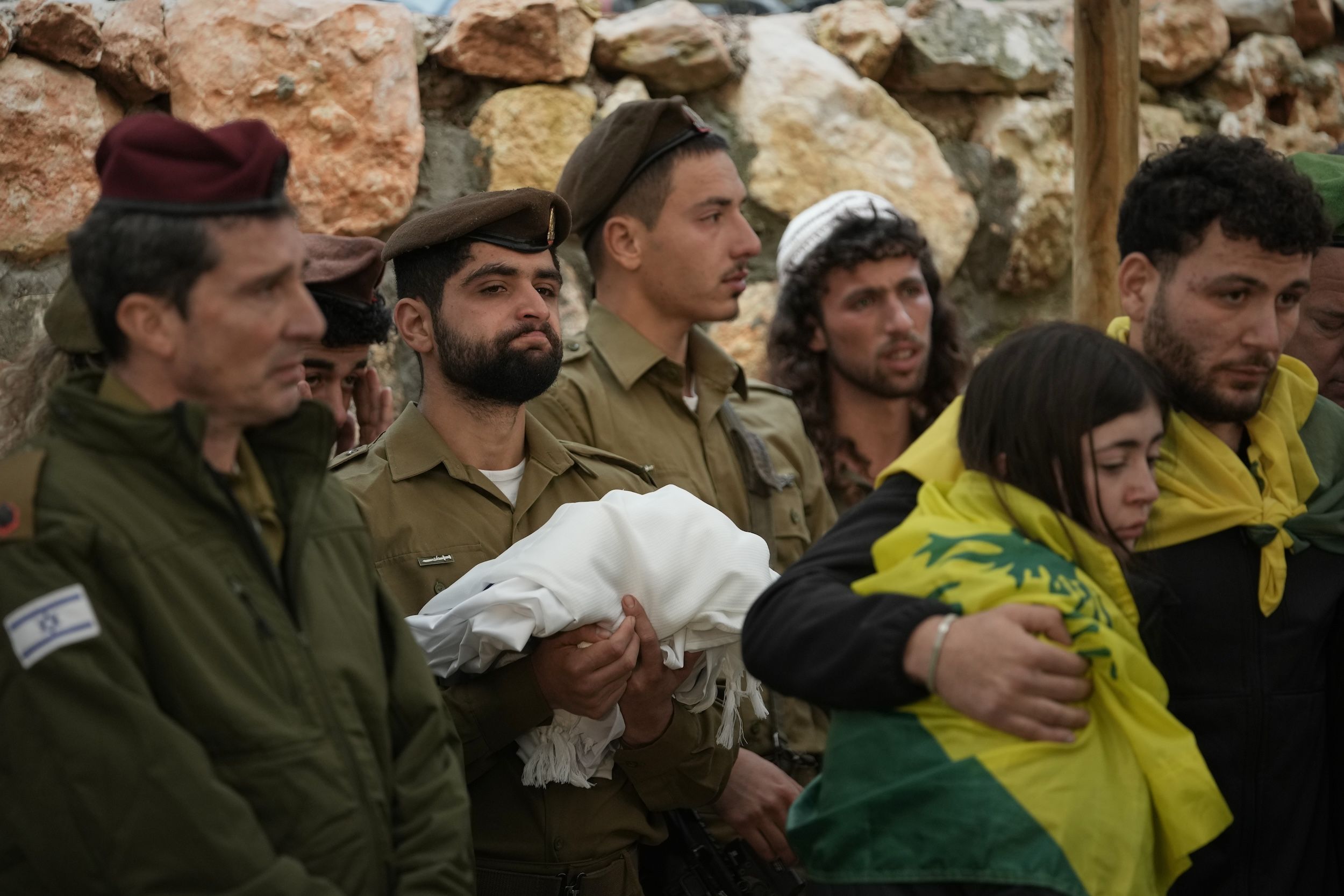 2026年3月26日，耶路撒冷赫茲爾山軍事公墓，哀悼者出席在黎巴嫩戰鬥中陣亡的以色列士兵奧里・格林伯格（Ori Greenberg）中士的葬禮。（美聯社）