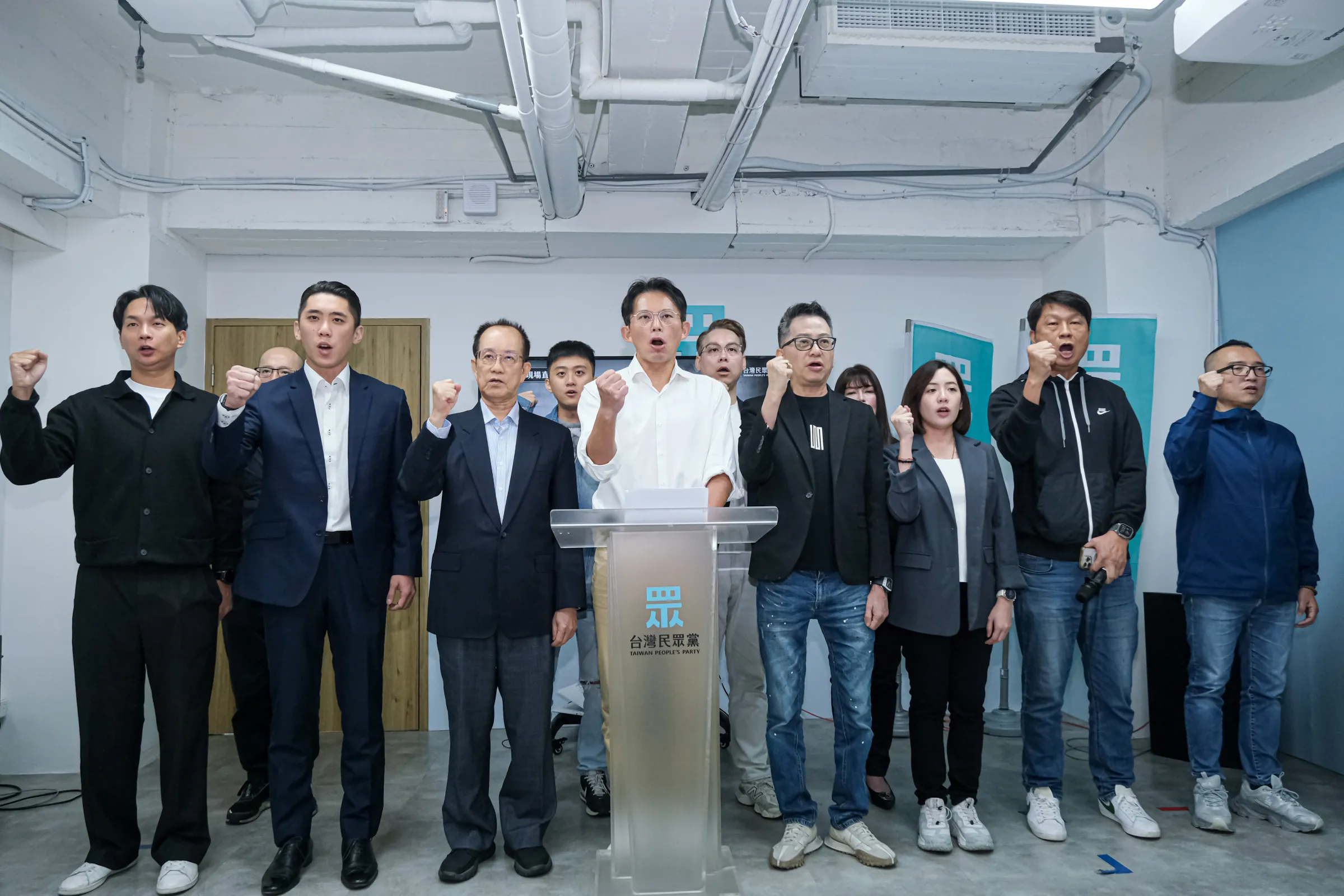 20260327-「戰！03/29上凱道討公道」記者會27日於台灣民眾黨中央黨部舉行，圖為民眾黨主席黃國昌（中）。（劉偉宏攝）