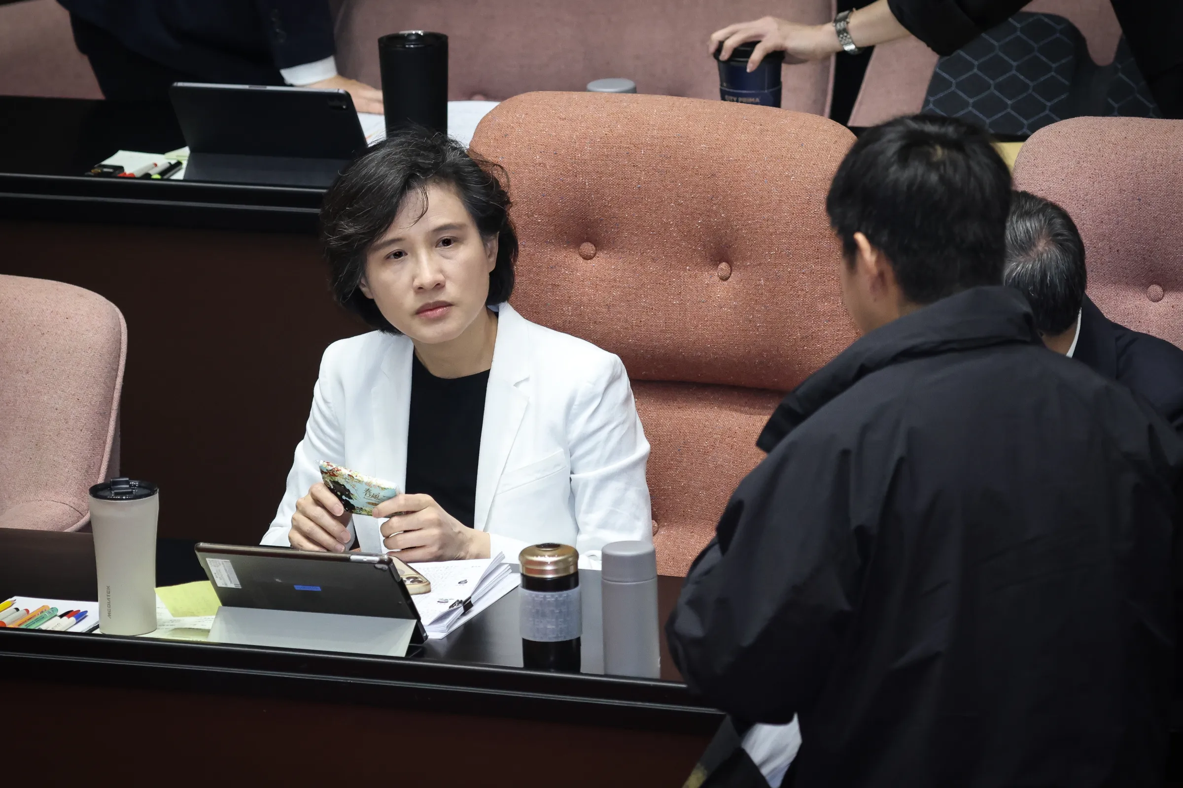 20260327-行政院副院長鄭麗君，稍早受訪被問及行政院經貿談判辦公室副總談判代表顏慧欣生前疑似曾遭霸凌，進入議場後仍顯神情落寞。（陳品佑攝）