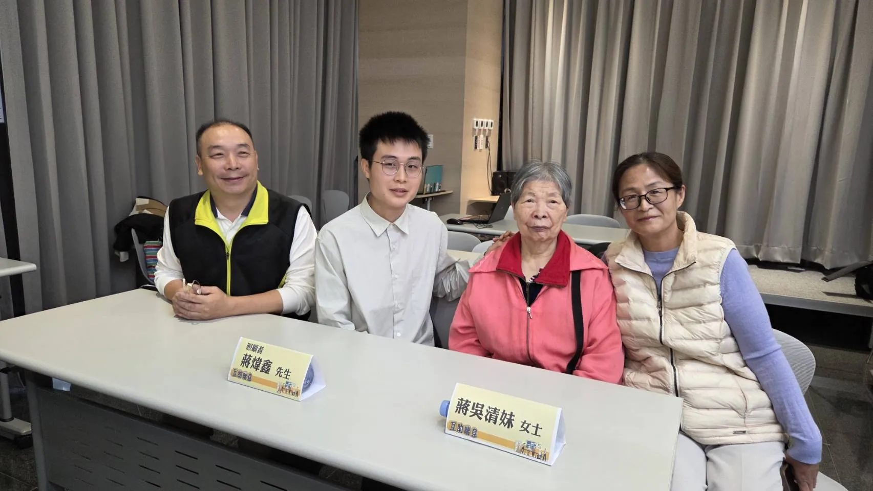 20260327-蔣忠（左一）為了失智的媽媽（右二）全家包括妻子宇珊（右一）及念大學的大兒子煒鑫都參與擔任家屬志工（黃天如攝）