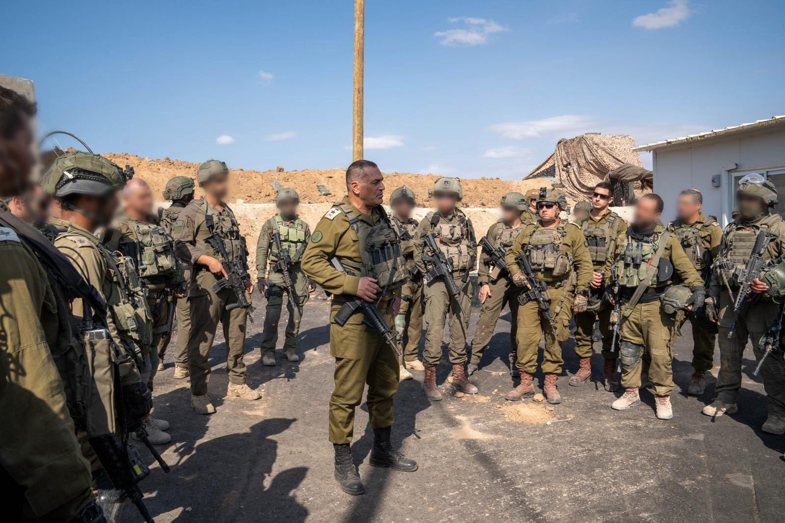 以色列國防軍現任參謀長扎米爾中將（中央）正在對官兵講話。（取自IDF粉專）