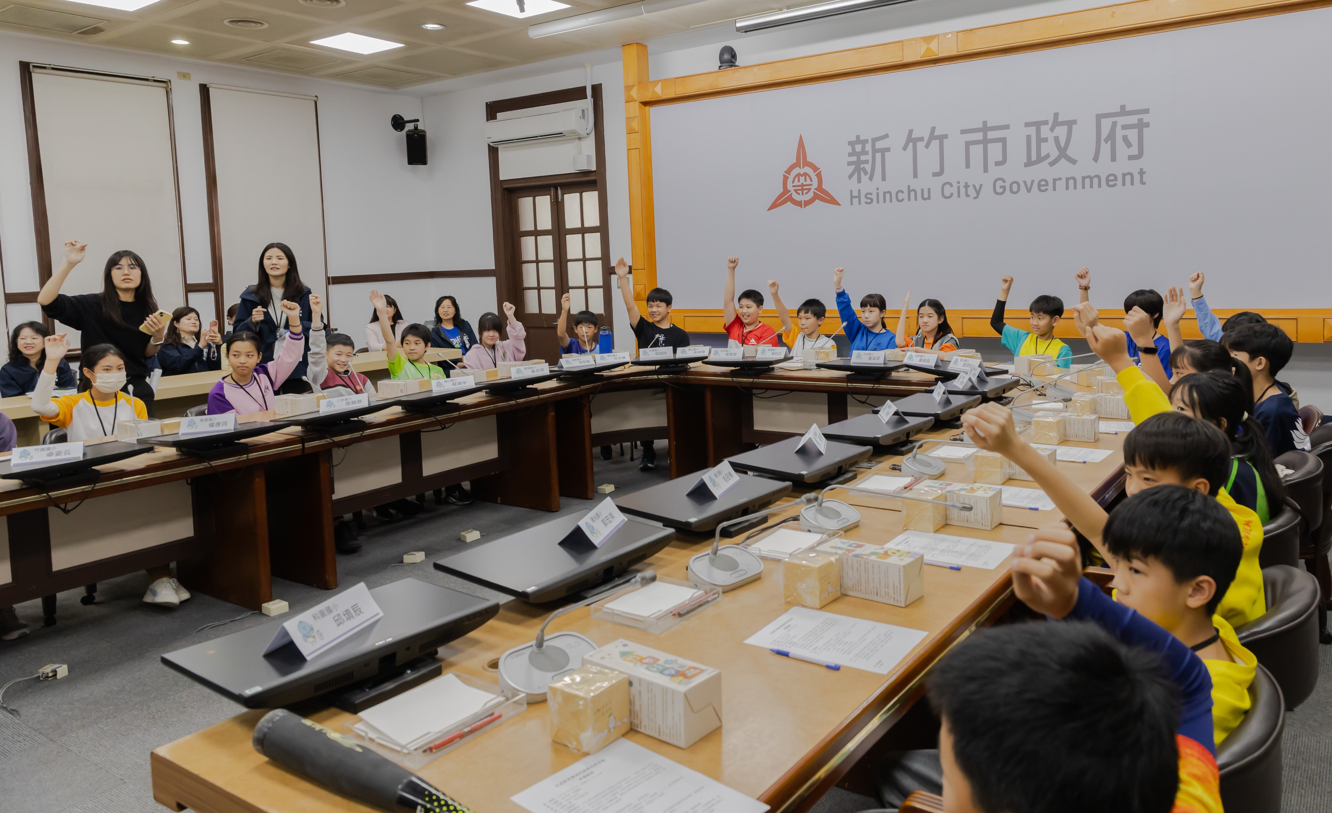 32位「一日小市長」透過投票方式，提前感受民主決策的過程。（圖／新竹市政府提供）