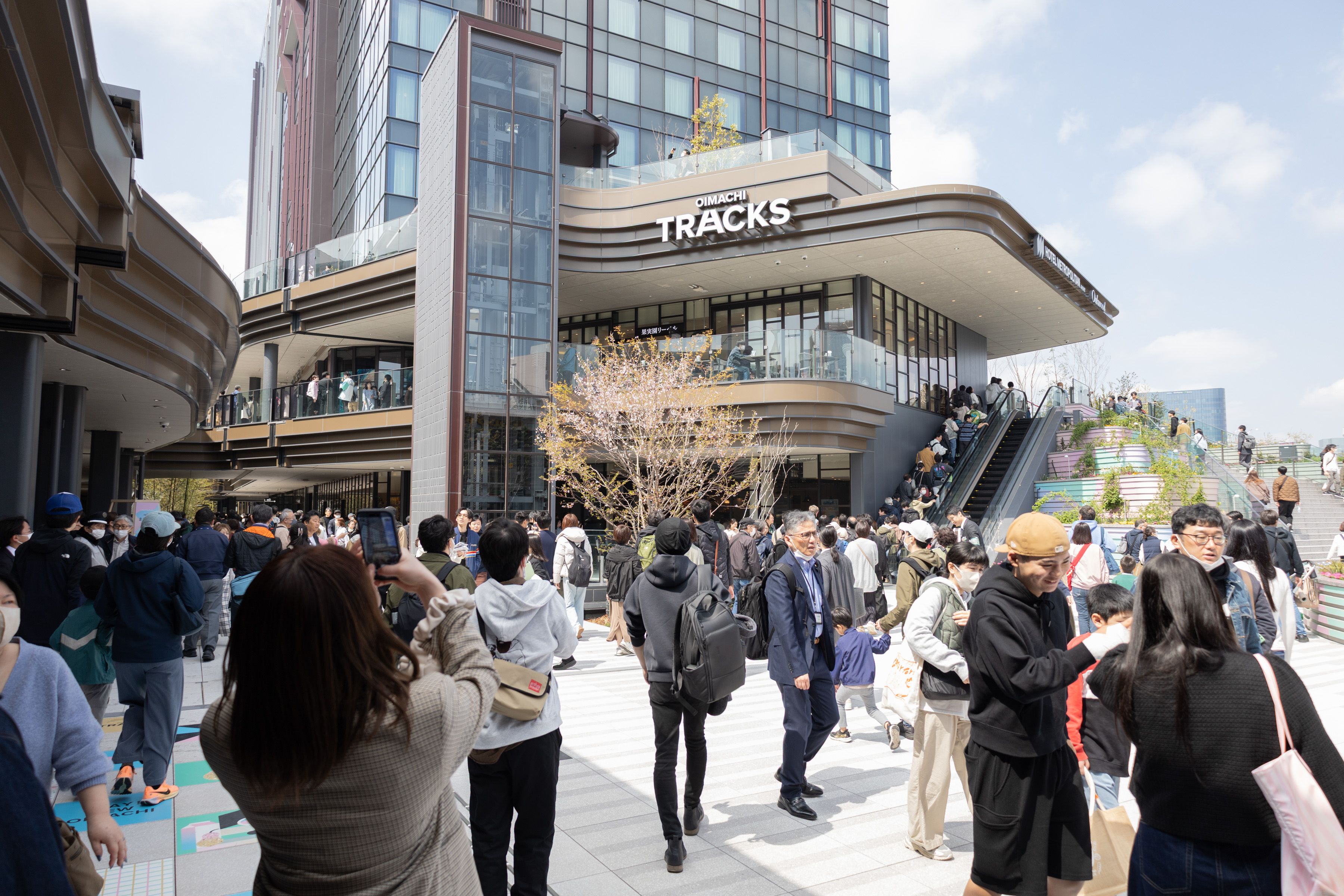 JR東日本が大井町駅直結の大型複合施設「OIMACHI TRACKS」を開業し、オフィス、ホテル、全81店舗の商業施設などを備える広域品川圏の新たな中核拠点が誕生した。OIMACHI TRACKS まちびらきPR事務局