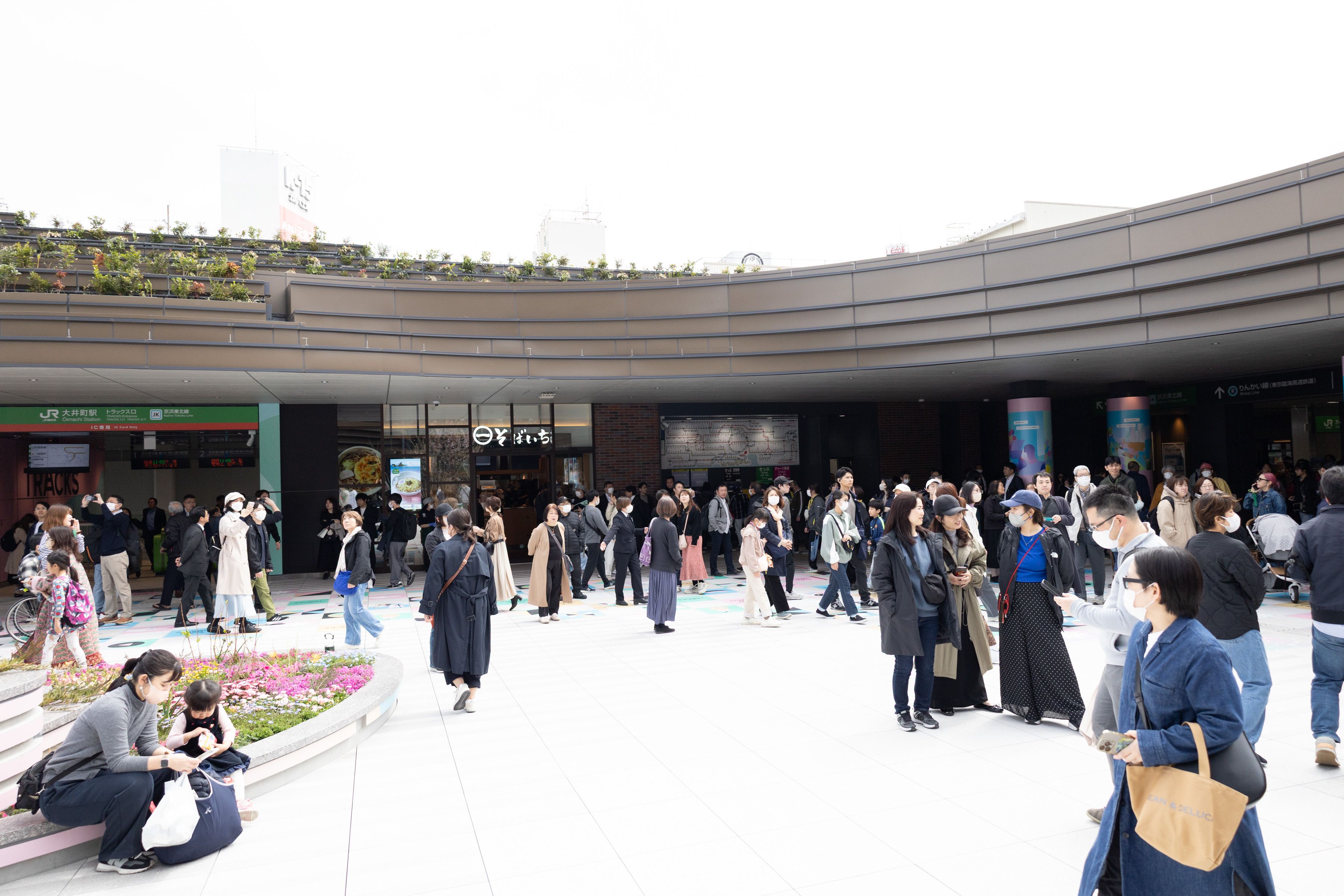 JR東日本が大井町駅直結の大型複合施設「OIMACHI TRACKS」を開業し、オフィス、ホテル、全81店舗の商業施設などを備える広域品川圏の新たな中核拠点が誕生した。OIMACHI TRACKS まちびらきPR事務局