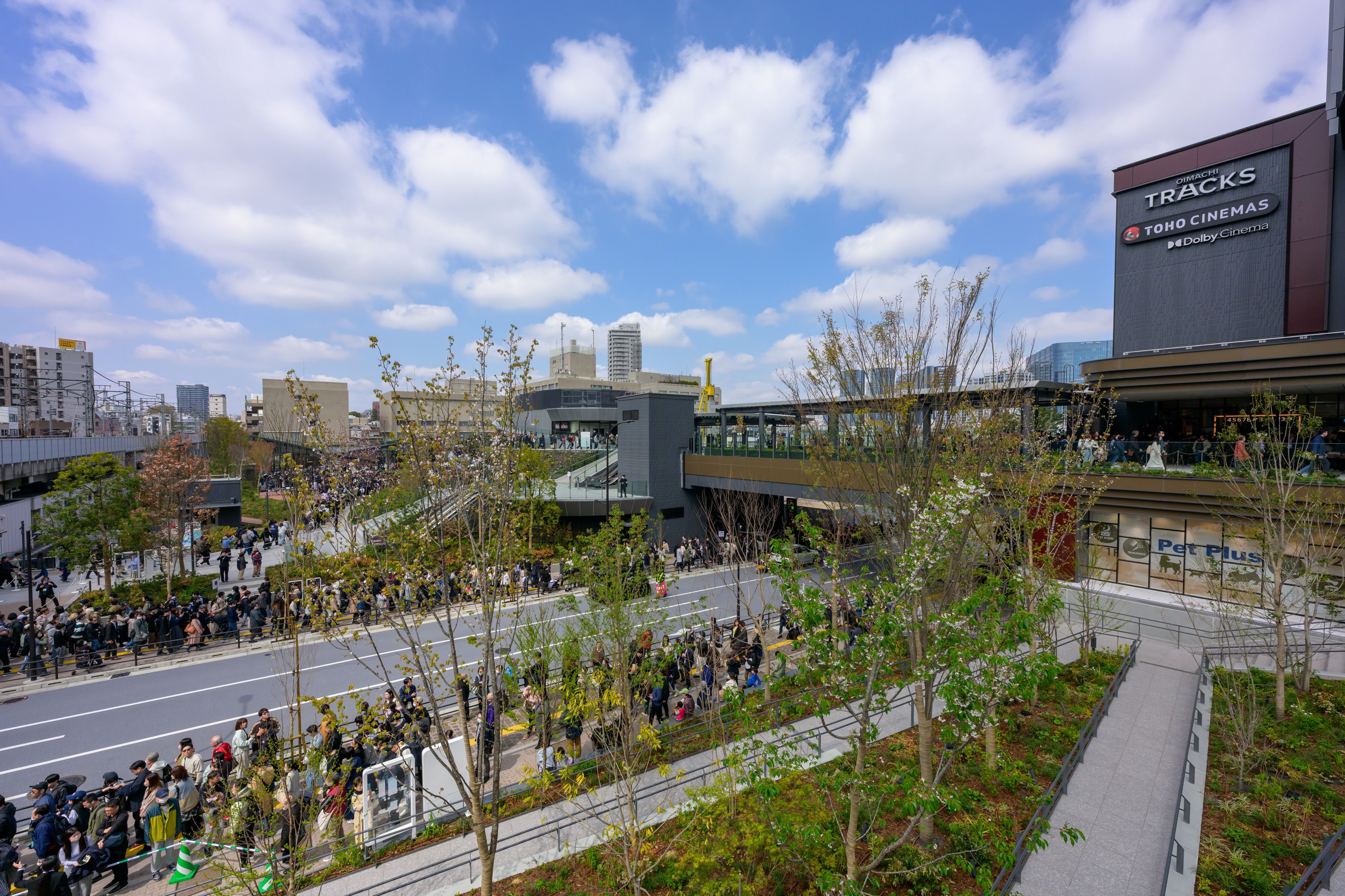 「広域品川圏」の中核を担う「OIMACHI TRACKS」と「TAKANAWA GATEWAY CITY」を同時開業し、約5,000人が集う中、次世代の都市生活イノベーションに向けたまちづくりが本格始動した 。OIMACHI TRACKS PR事務局