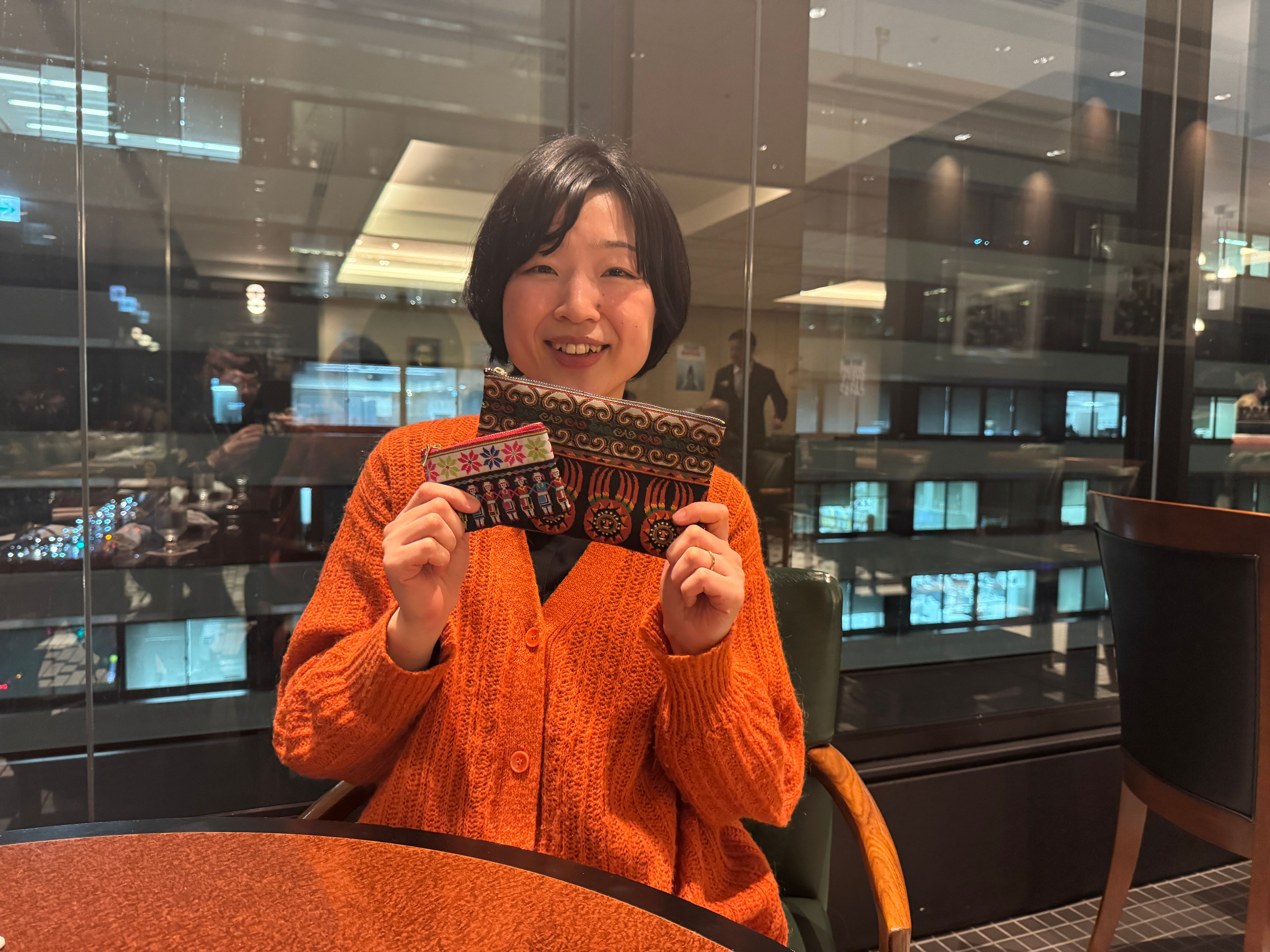 東日本大震災での恩義を原動力に、手芸と交流会を通じて日台の懸け橋となる「想創Taiwan」のま波氏が、創作活動と原住民族文化の発信を通じ、台湾の無償の愛を日本の日常に刻み続けている。黃信維