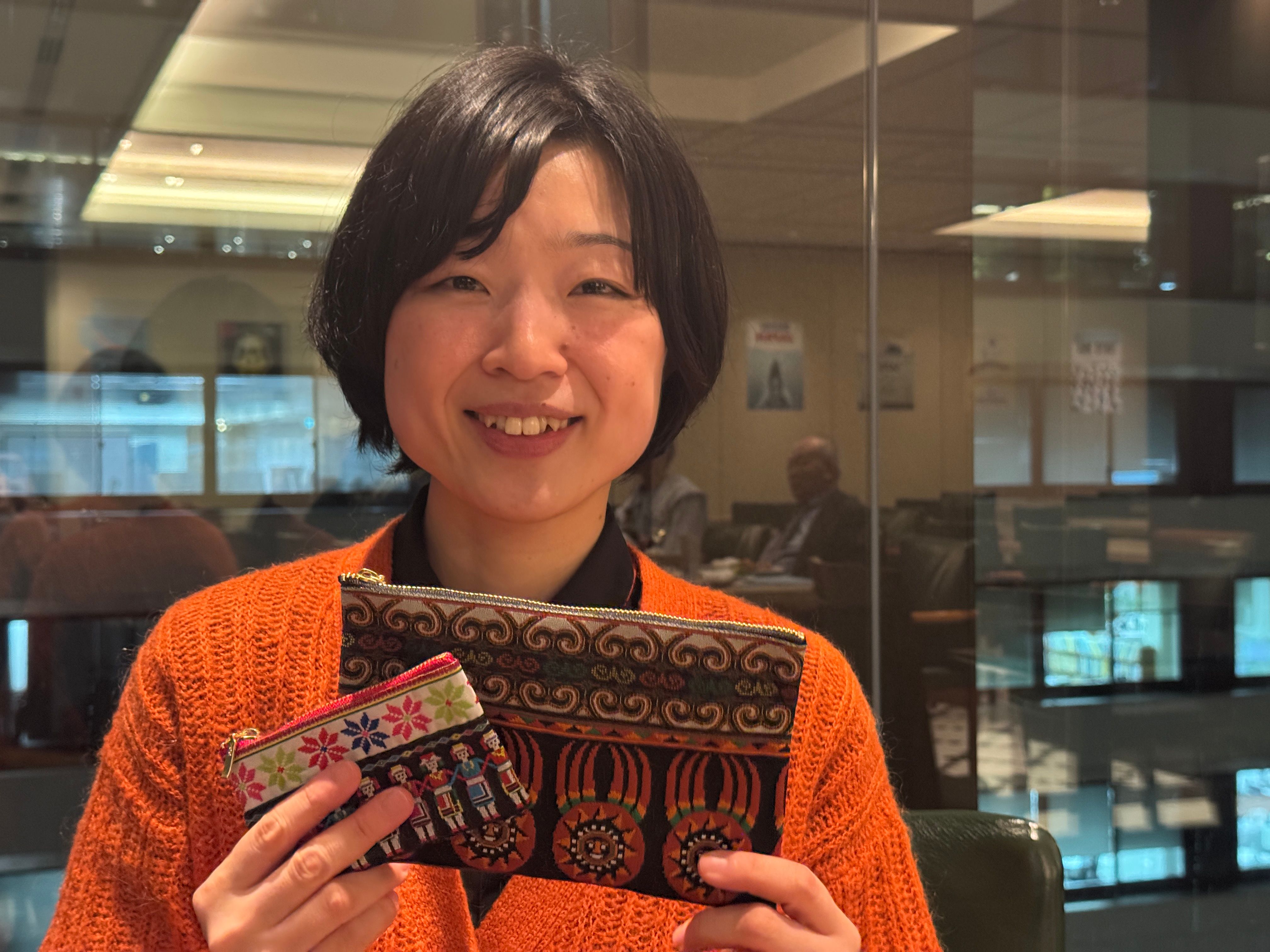 東日本大震災での恩義を原動力に、手芸と交流会を通じて日台の懸け橋となる「想創Taiwan」のま波氏が、創作活動と原住民族文化の発信を通じ、台湾の無償の愛を日本の日常に刻み続けている。黃信維