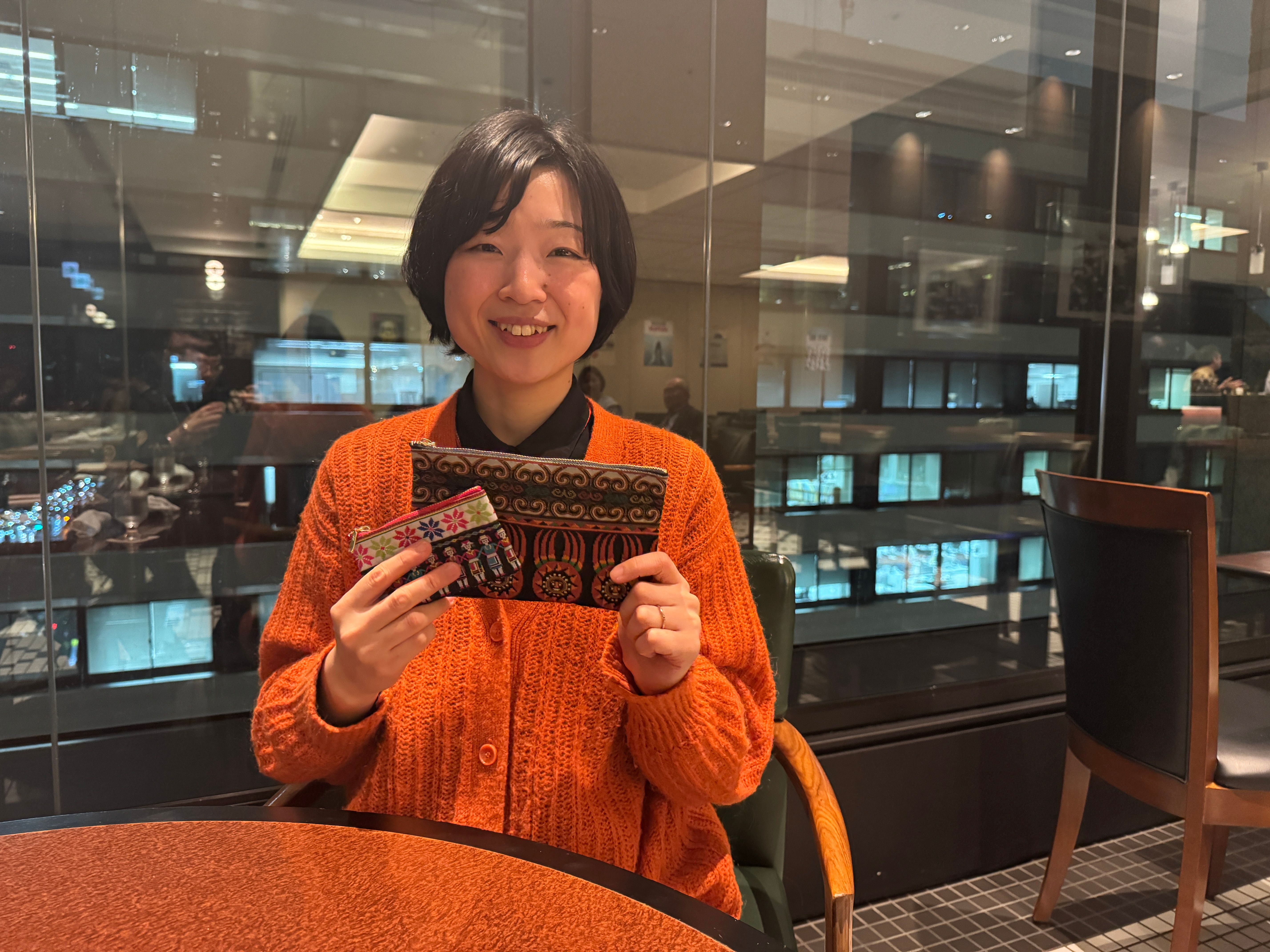 東日本大震災での恩義を原動力に、手芸と交流会を通じて日台の懸け橋となる「想創Taiwan」のま波氏が、創作活動と原住民族文化の発信を通じ、台湾の無償の愛を日本の日常に刻み続けている。黃信維