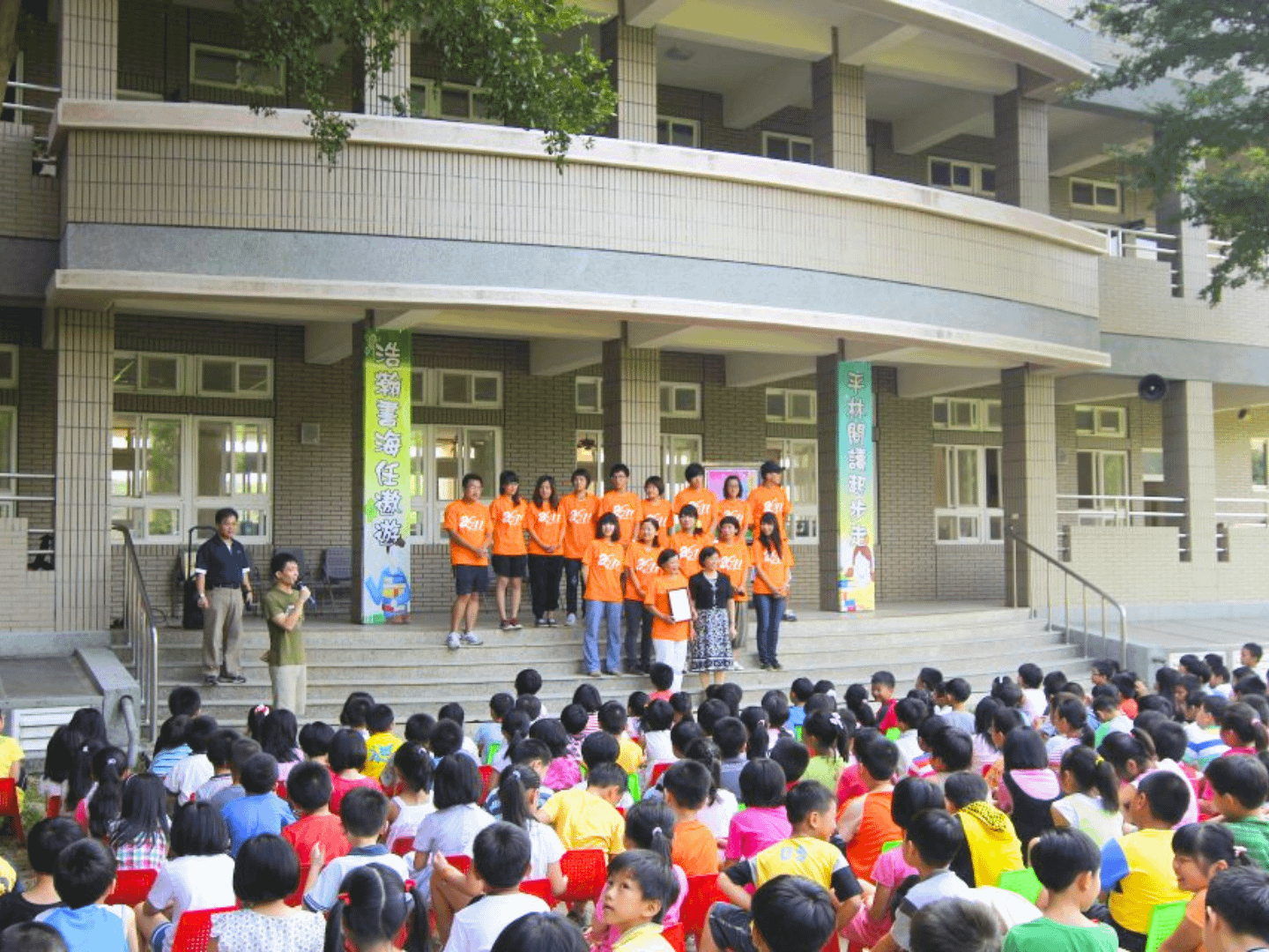 台湾の包容力と原住民文化に魅了されたクリエイターま波氏が、独自の布小物制作やイベント運営を展開し、一過性のブームを超えた真の相互理解を目指して高雄での海外出展など活動の場を広げている。加賀ま波氏