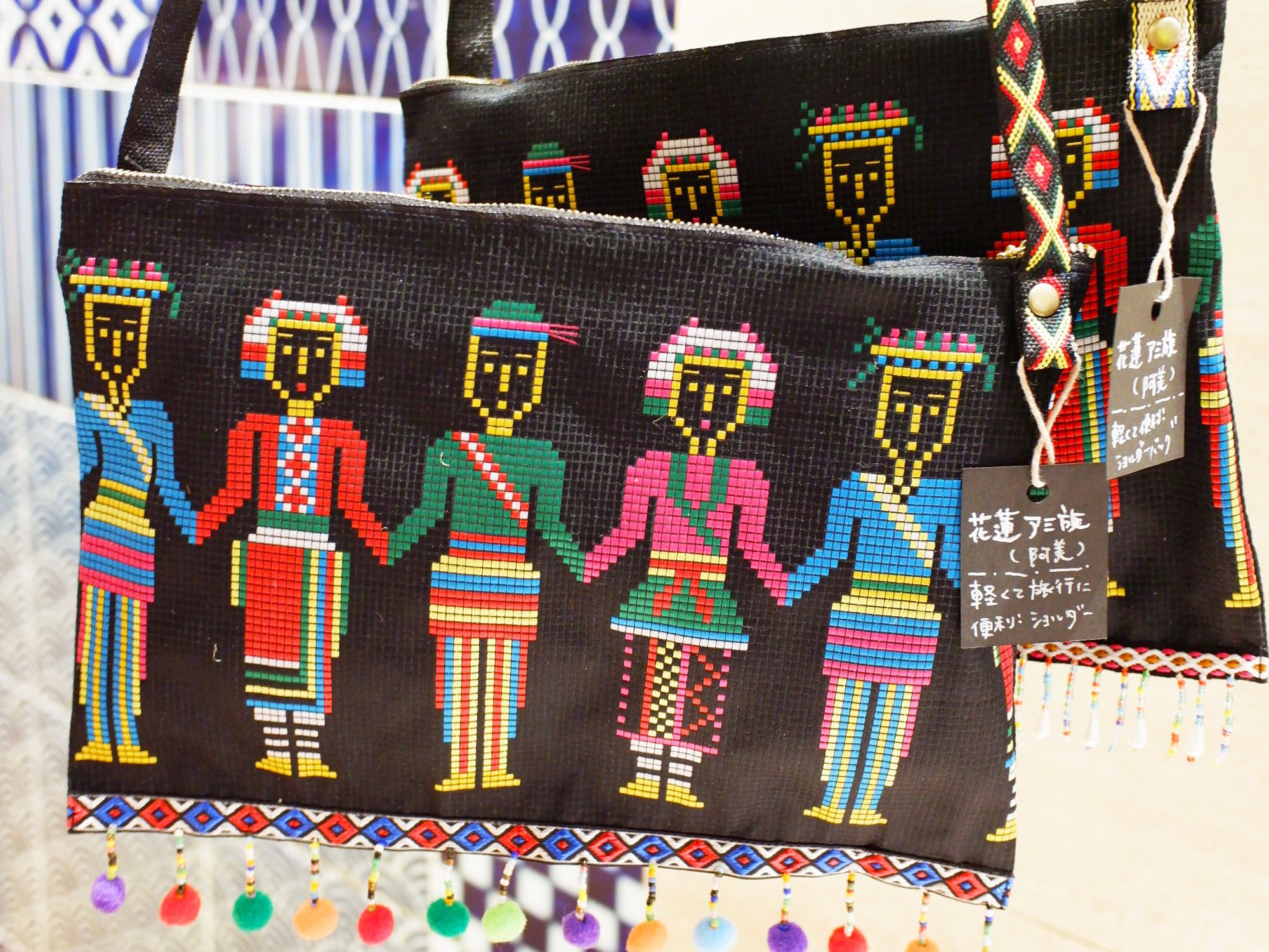 台湾の包容力と原住民文化に魅了されたクリエイターま波氏が、独自の布小物制作やイベント運営を展開し、一過性のブームを超えた真の相互理解を目指して高雄での海外出展など活動の場を広げている。加賀ま波氏